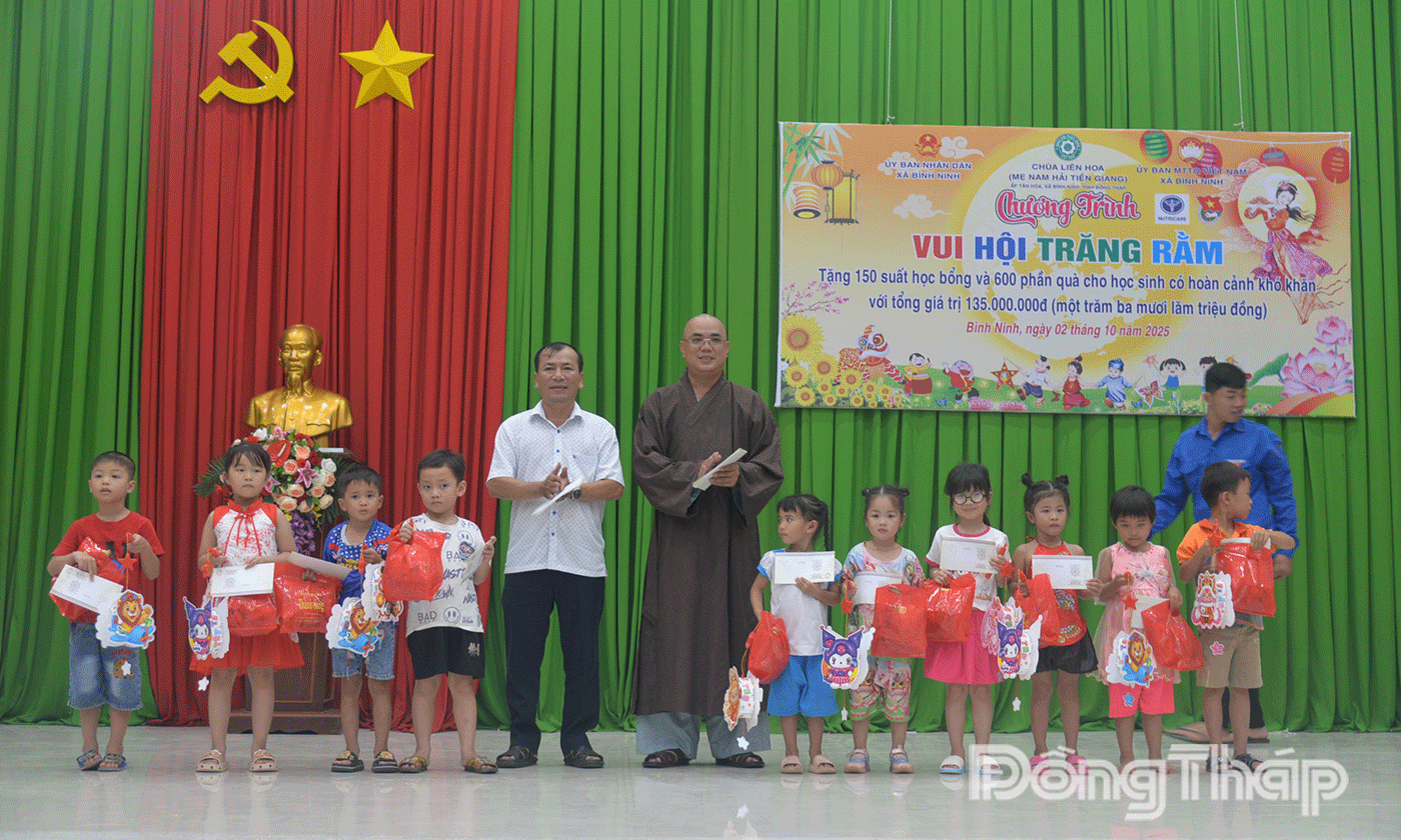 Trao quà và học bổng cho trẻ em có hoàn cảnh khó khăn