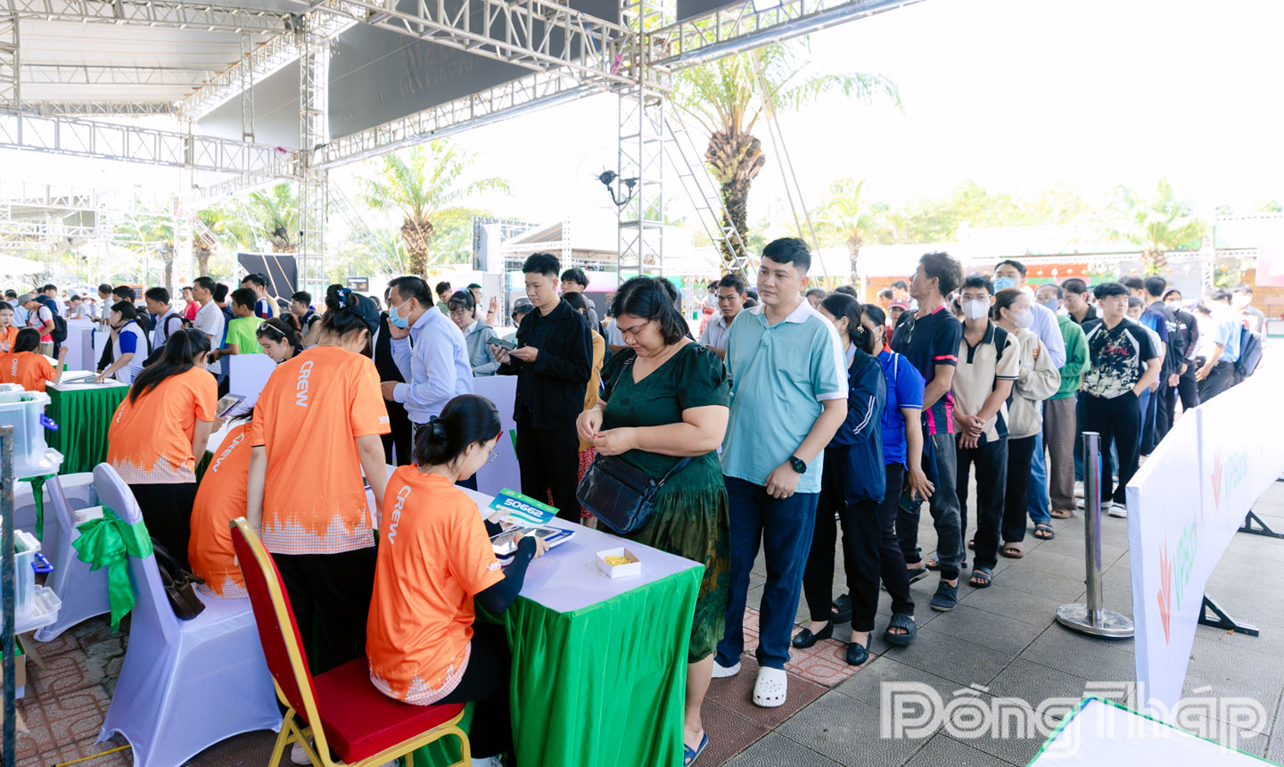 Runner hào hứng nhận race kit giải chạy Marathon Đất Sen hồng