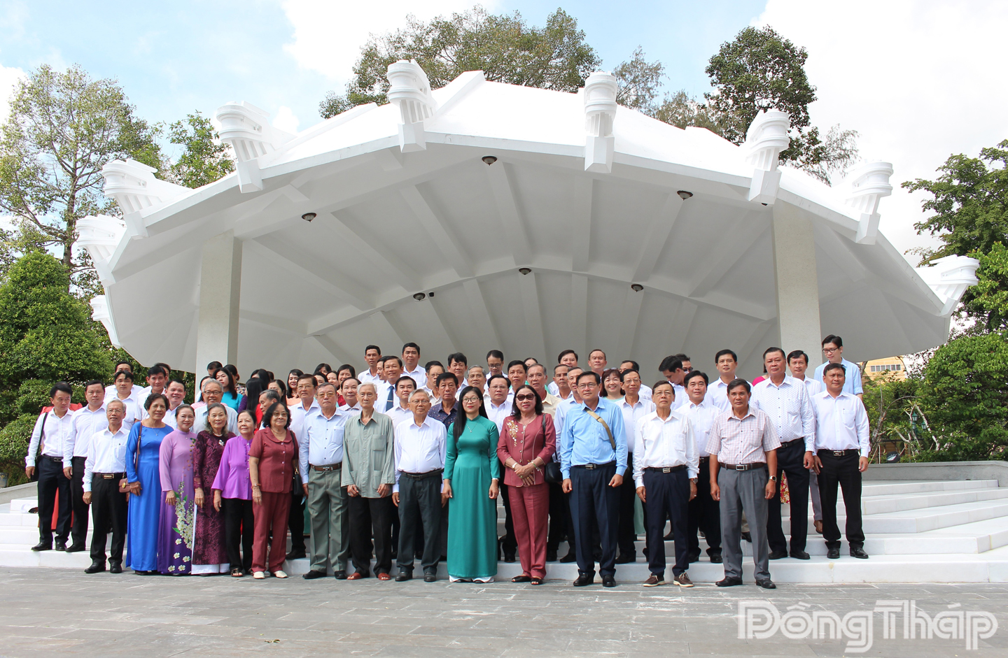 Đoàn đại biểu cán bộ Tuyên giáo và Dân vận qua các thời kỳ viếng mộ Cụ Phó bảng Nguyễn Sinh Sắc