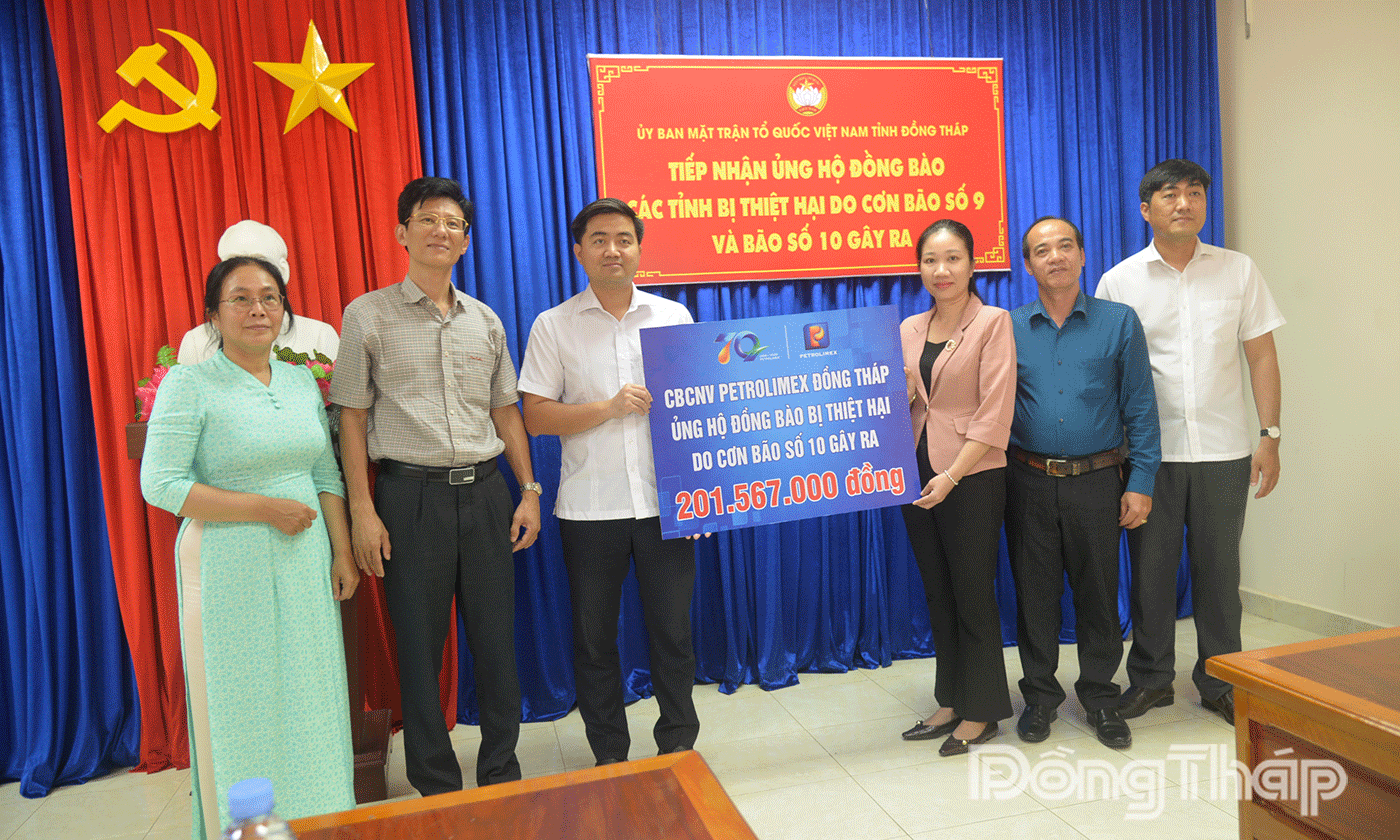 Công ty TNHH MTV Petrolimex Đồng Tháp ủng hộ trên 200 triệu đồng khắc phục hậu quả bão số 9, số 10