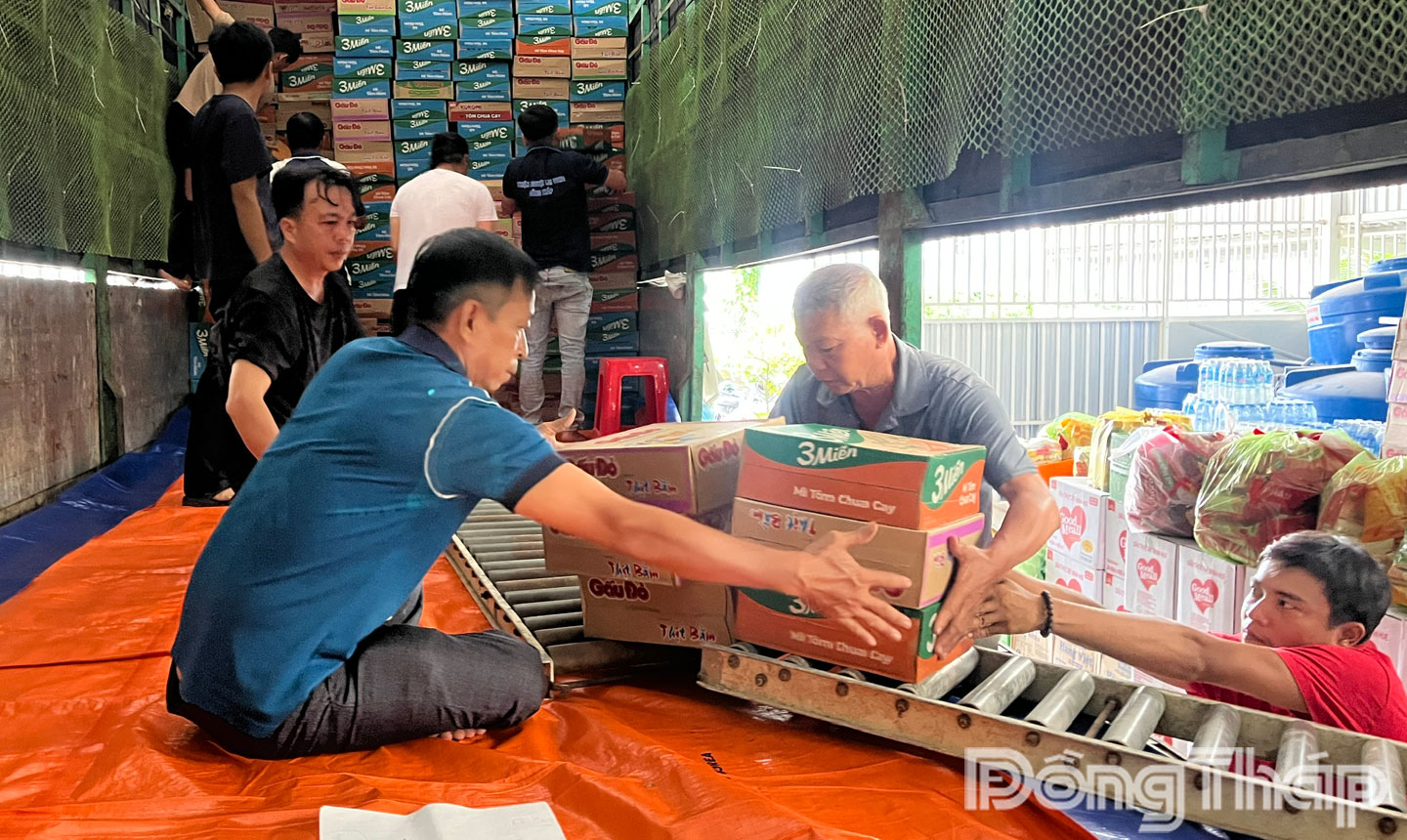 Hơn 20 tấn nhu yếu phẩm ủng hộ đồng bào lũ lụt miền Bắc