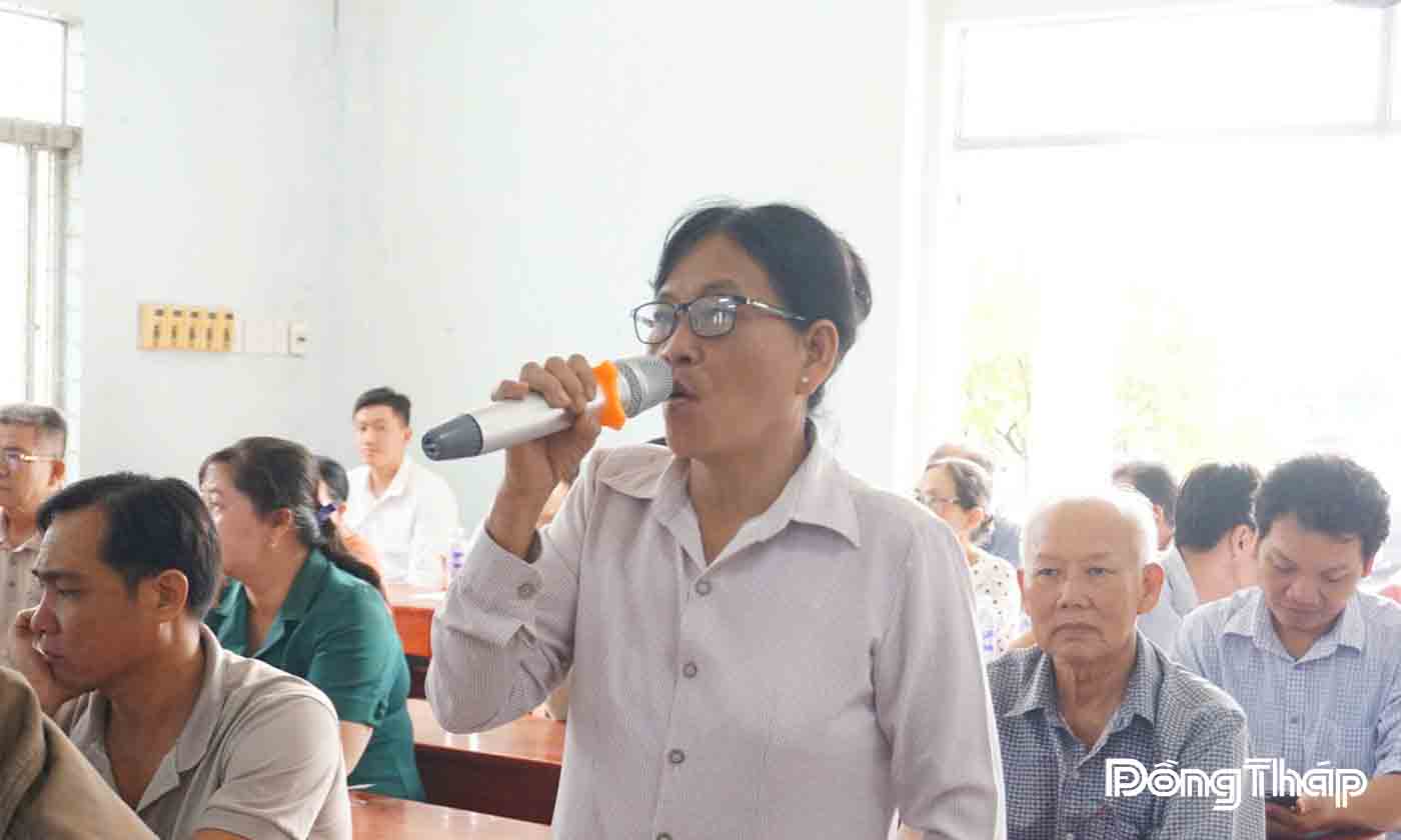 Cử tri tham gia ý kiến tại buổi tiếp xúc.