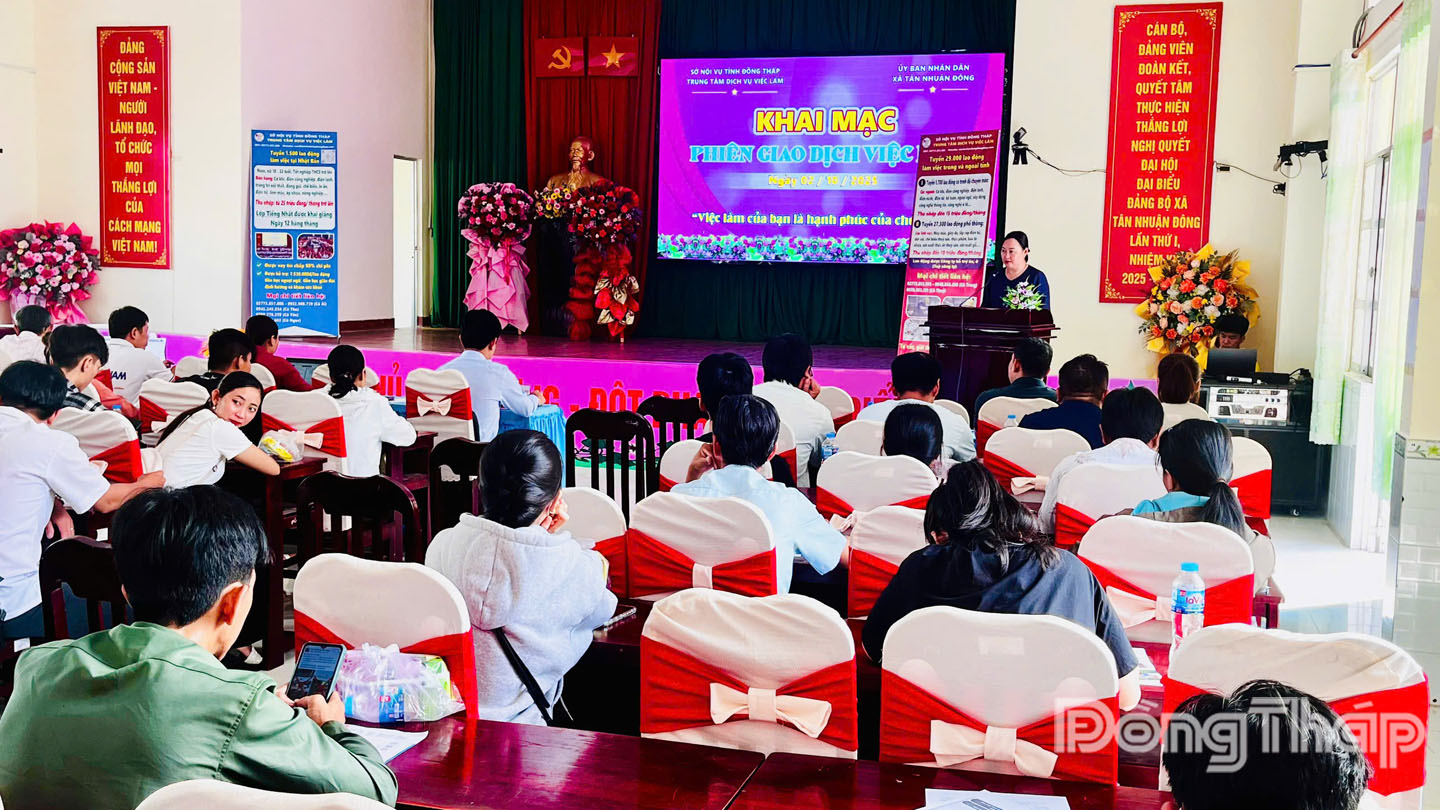 Phiên giao dịch việc làm thu hút sự tham gia của hơn 100 học sinh, sinh viên và người lao động trên địa bàn xã 