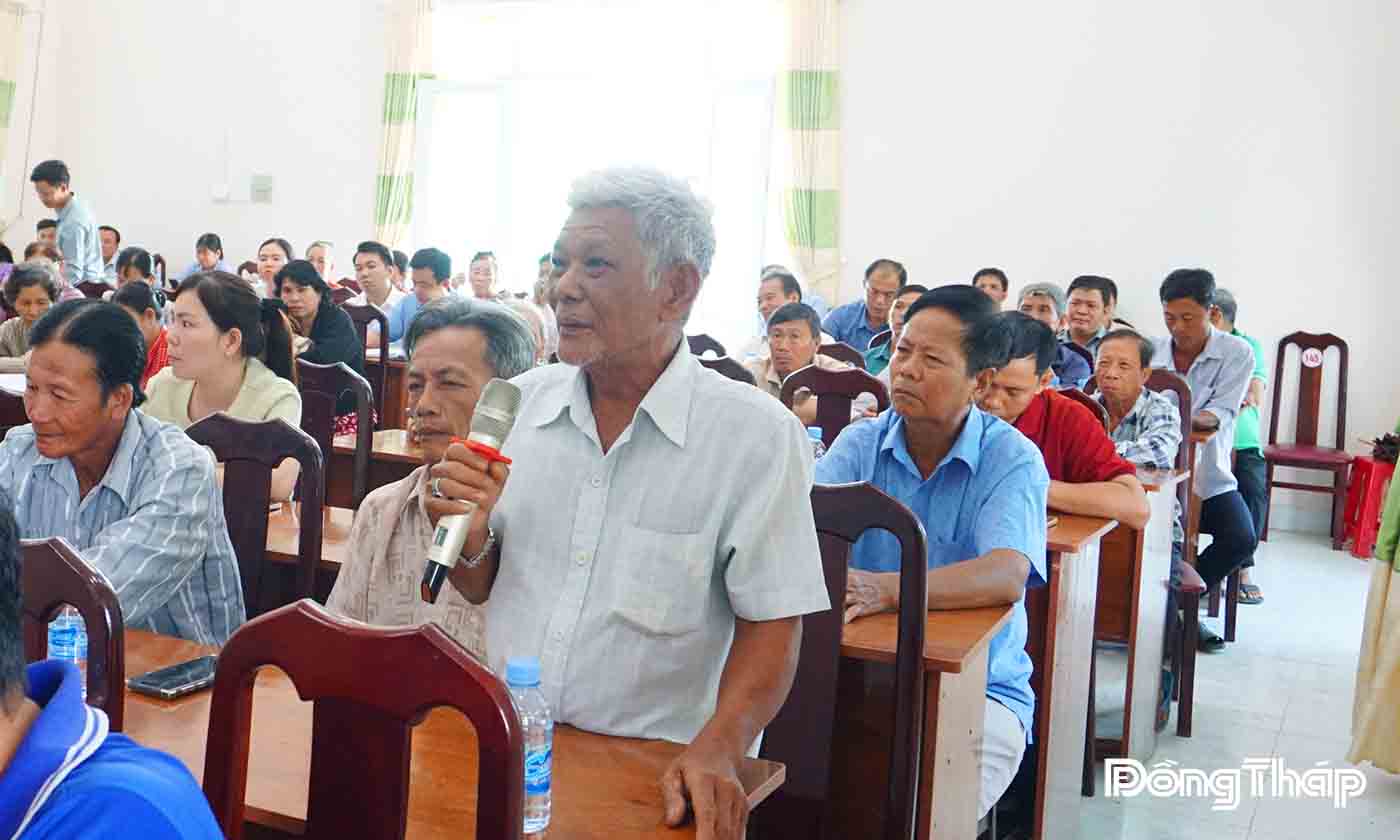 Cử tri tham gia ý kiến tại buổi tiếp xúc.