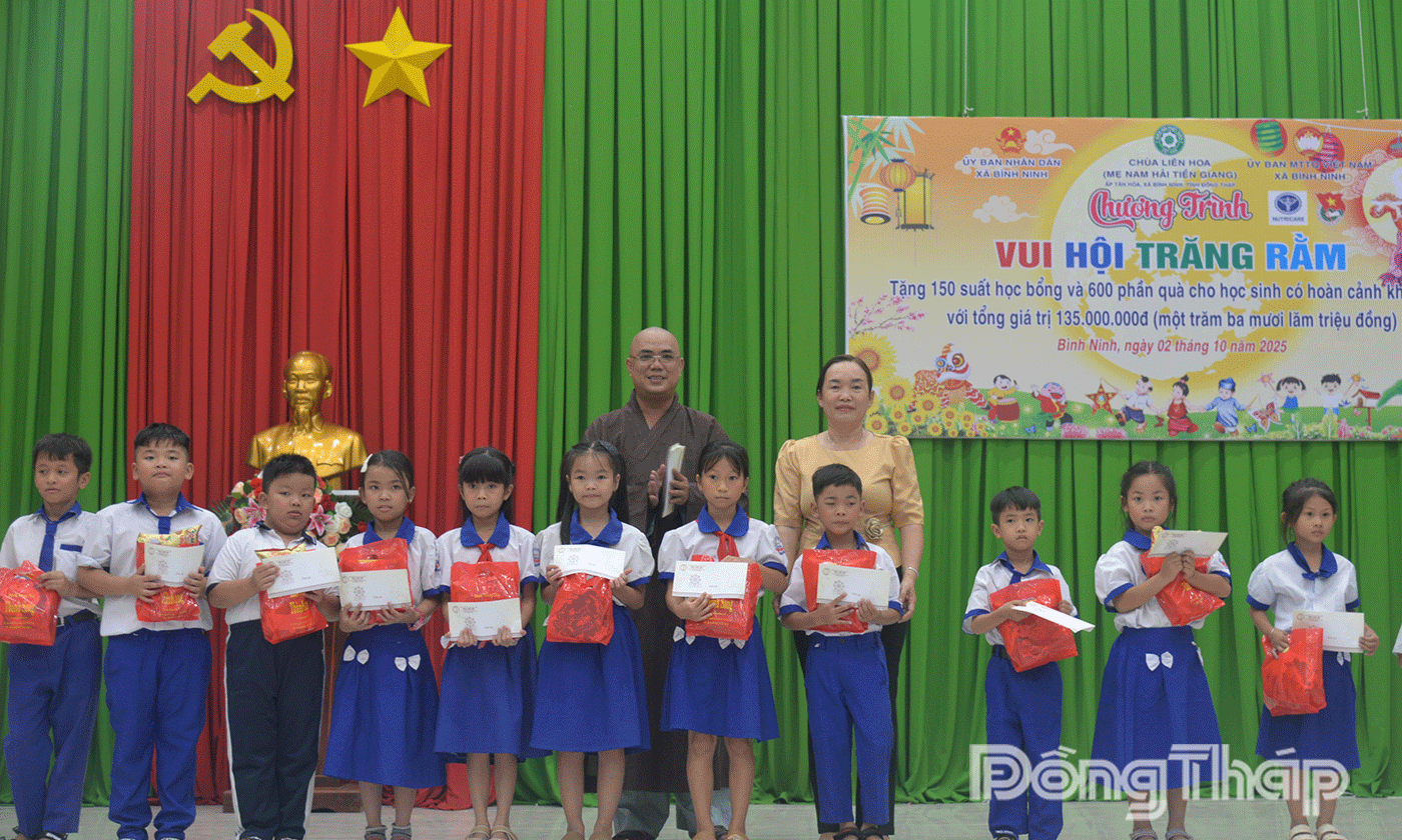 Trao học bổng và quà trung thu cho các em.