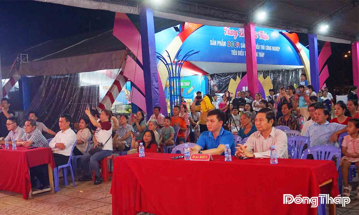 Đông đảo khán giả tham dự.