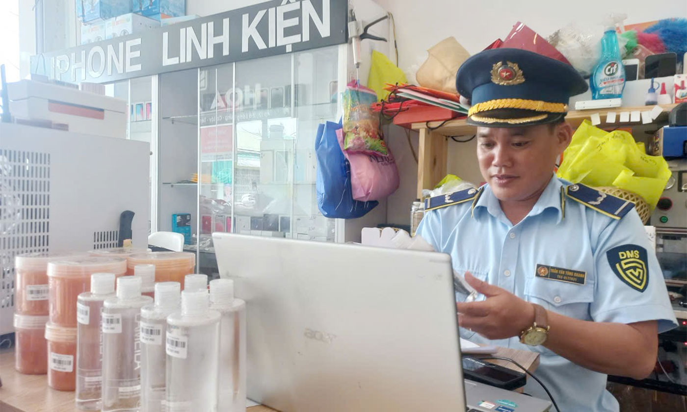 Đội QLTT số 3 kiểm tra cơ sở kinh doanh mỹ phẩm tại xã Long Tiên, tỉnh Đồng Tháp.