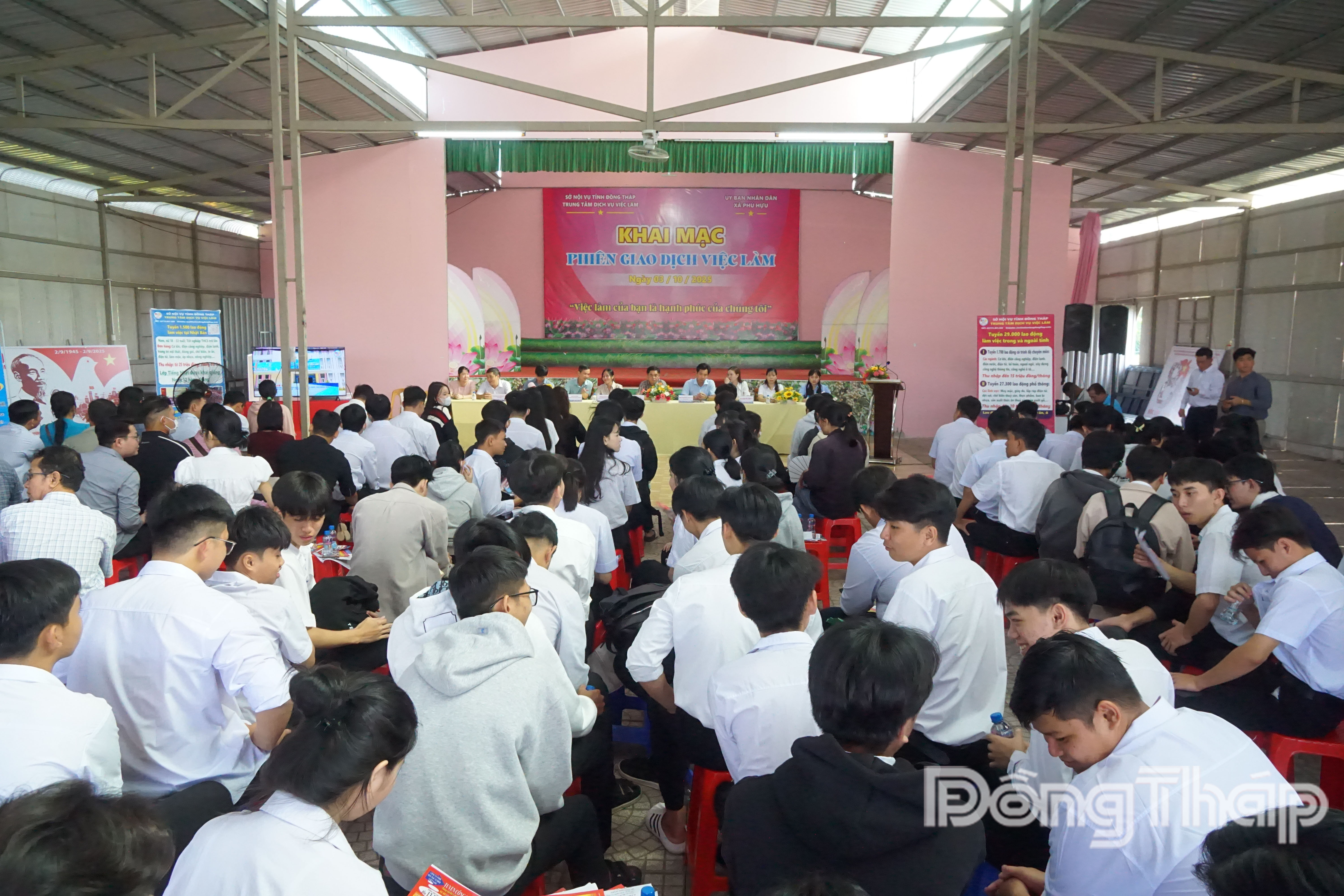 Sàn giao dịch thu hút khoảng 150 học sinh, người lao động trên địa bàn xã tham gia