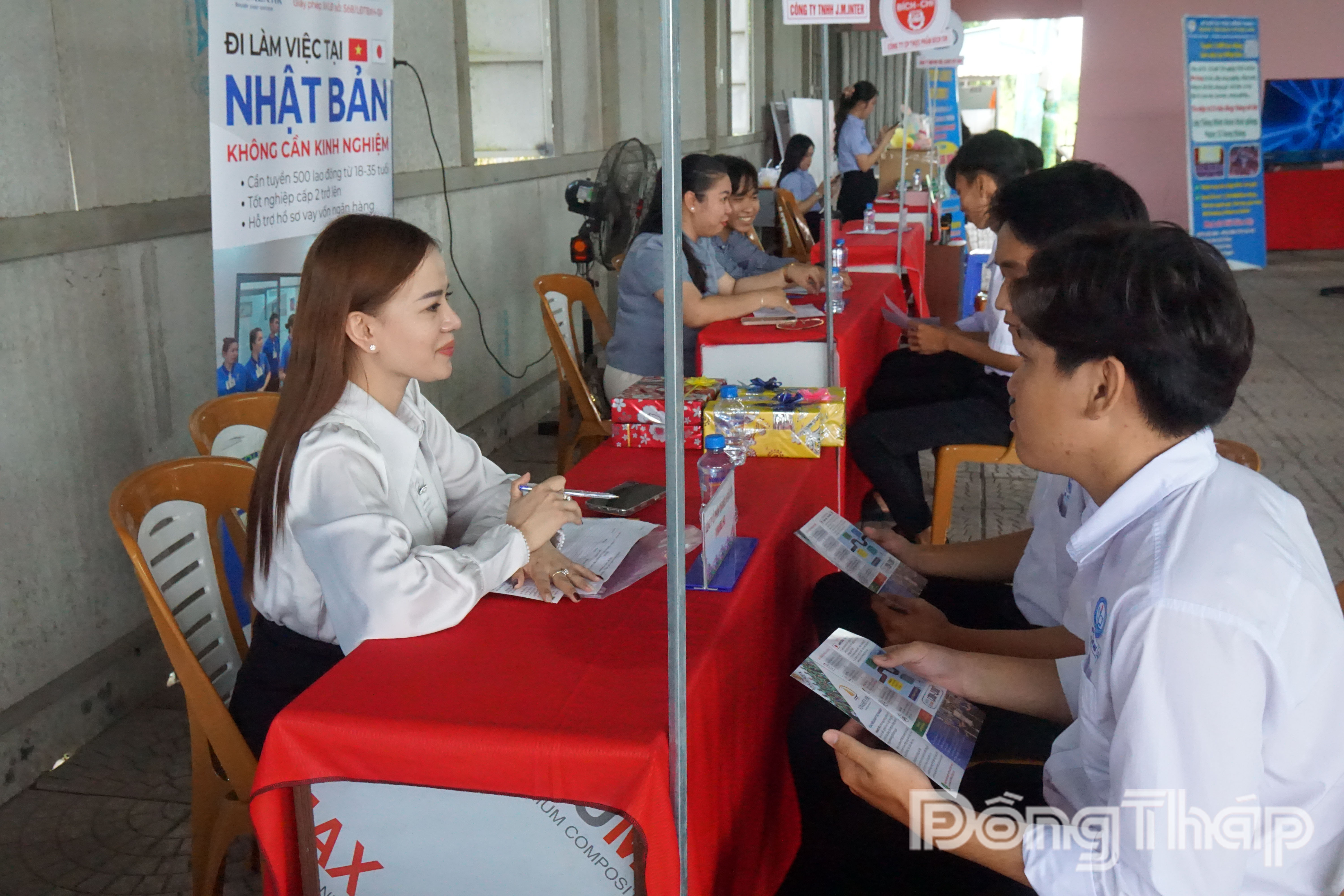 Doanh nghiệp trực tiếp thông tin, tư vấn và giải đáp thắc mắc cho học sinh tham gia Sàn giao dịch