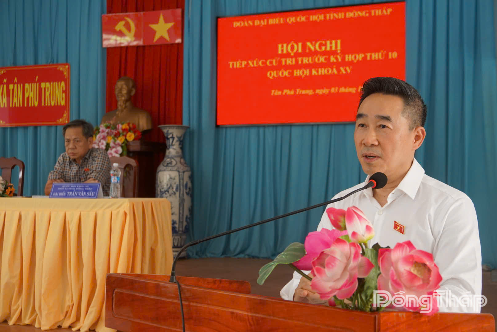 Đại biểu Nguyễn Hải Anh phát biểu tại buổi tiếp xúc 