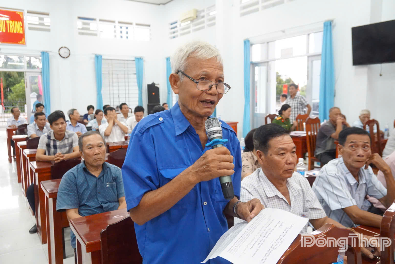 Cử tri tham gia ý kiến tại buổi tiếp xúc