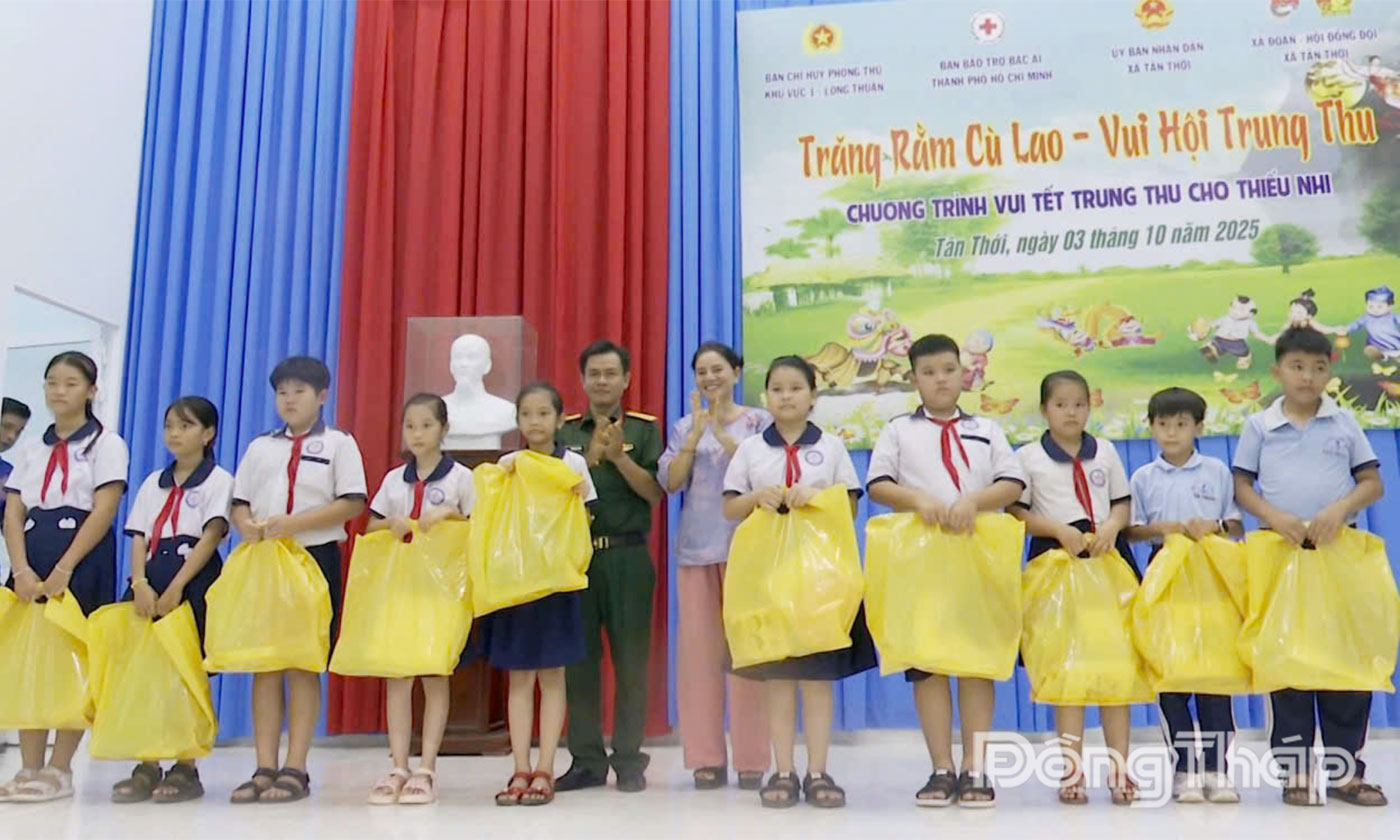 Ban Tổ chức trao quà trung thu cho các em học sinh.