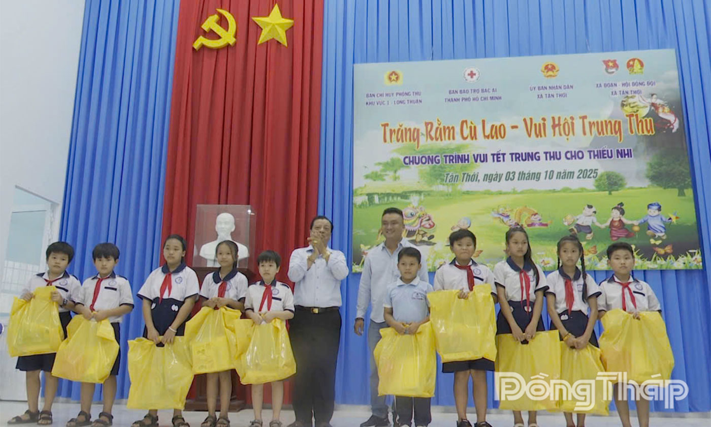 Ban Tổ chức trao quà trung thu cho các em học sinh.