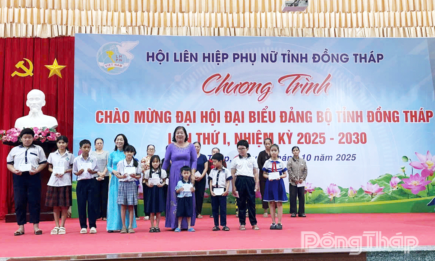Trao học bổng cho các em học sinh.