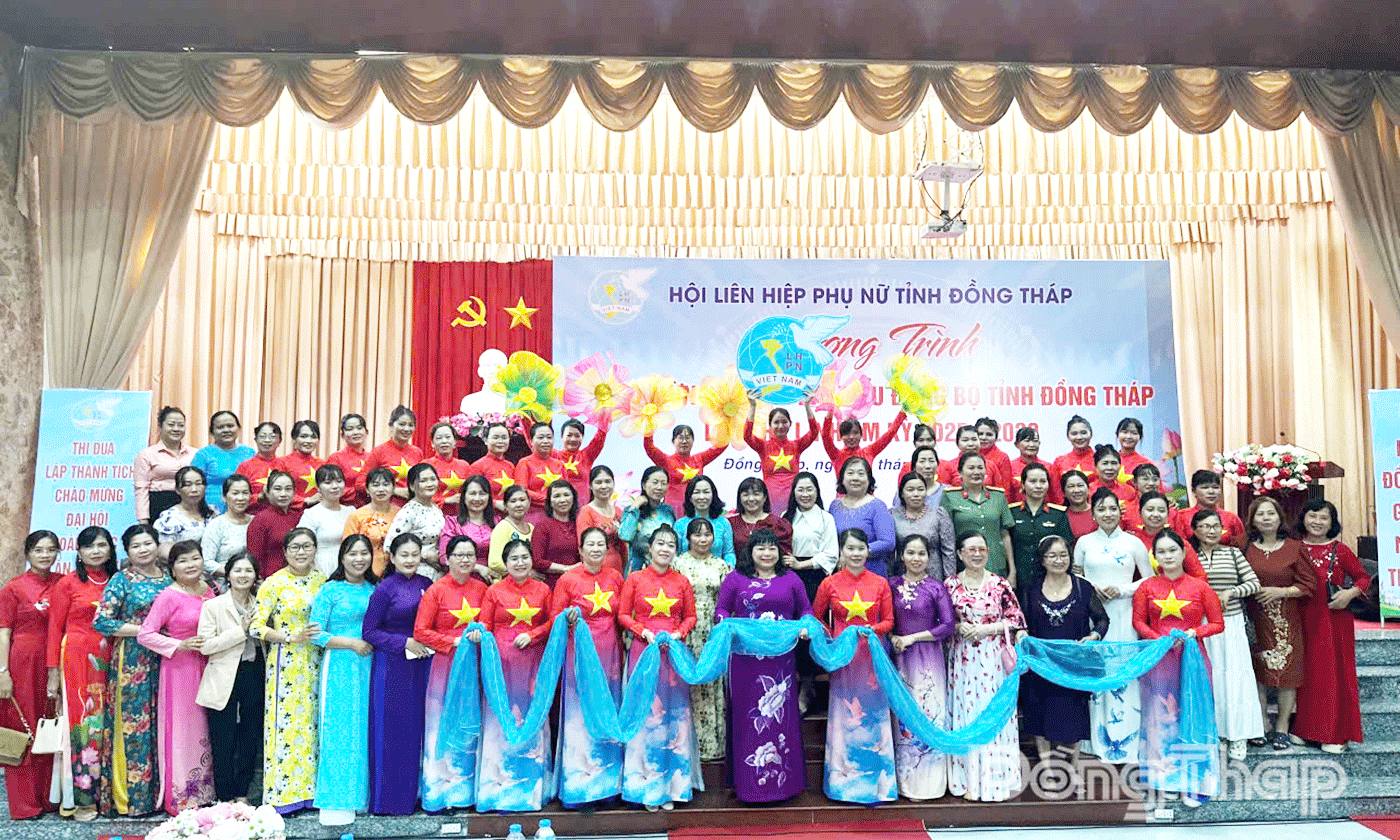 Văn nghệ chào mừng thành công Đại hội đại biểu Đảng bộ tỉnh Đồng Tháp lần thứ I.