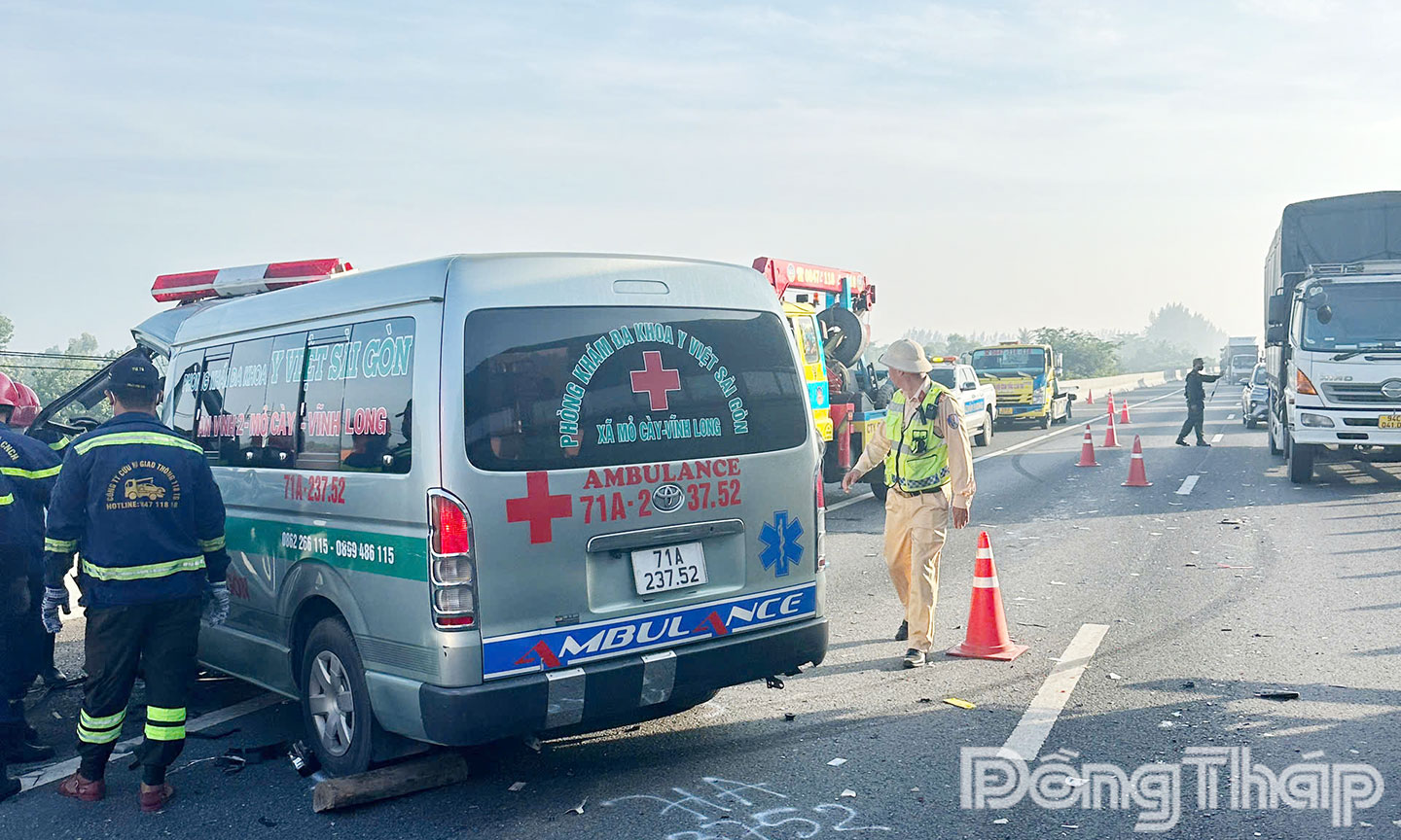 Lực lượng CSGT lập tức có mặt xử lý hiện trường sau vụ tai nạn nghiêm trọng.