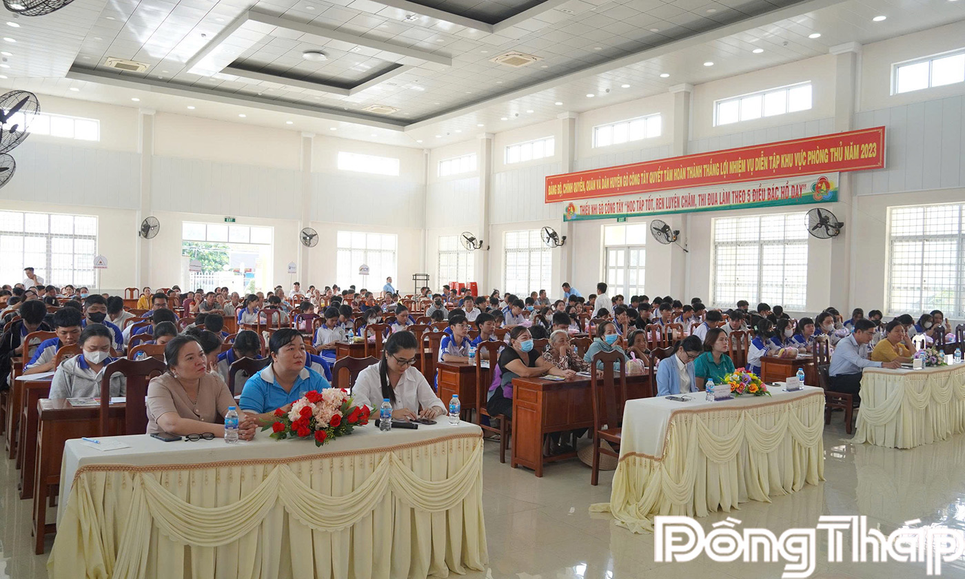 Phiên giao dịch thu hút đông đảo học sinh, người lao động tham gia