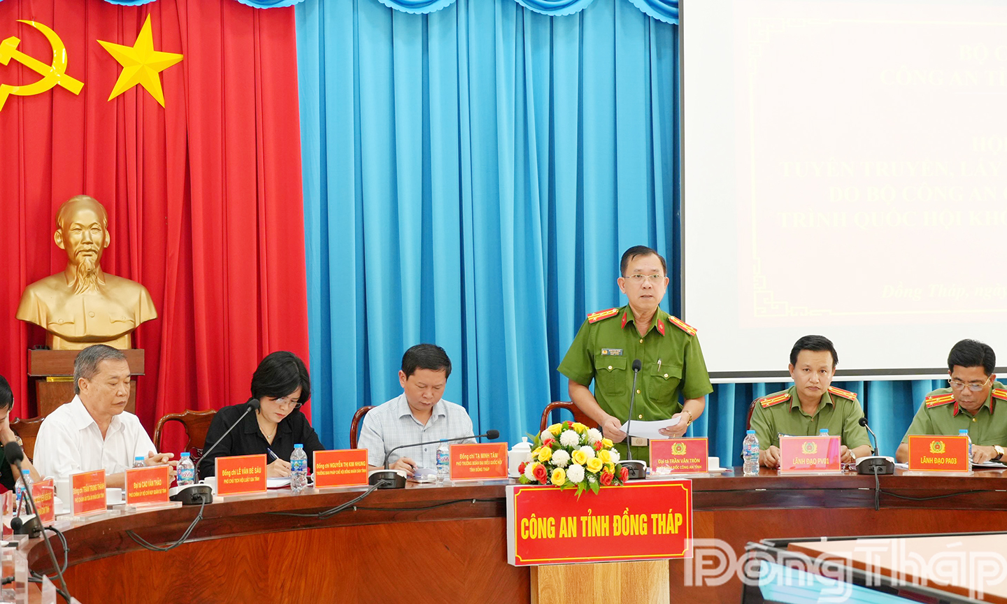 Đại tá Trần Văn Tròn, Phó Giám đốc Công an tỉnh phát biểu kết luận Hội thảo. Ảnh: TRỌNG TÍN