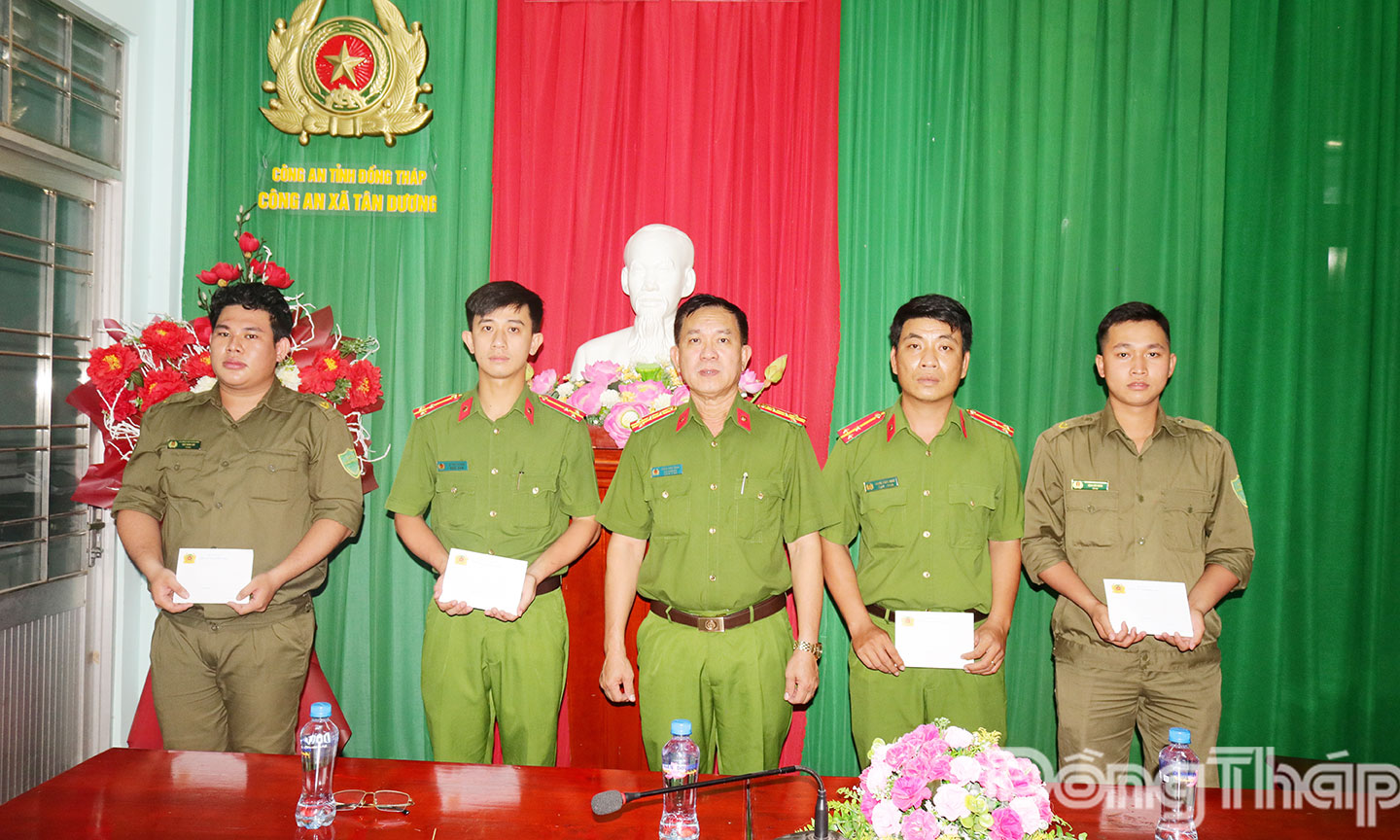 Khen thưởng các đồng chí không ngại nguy hiểm bị thương khi khống chế đối tượng ngáo đá