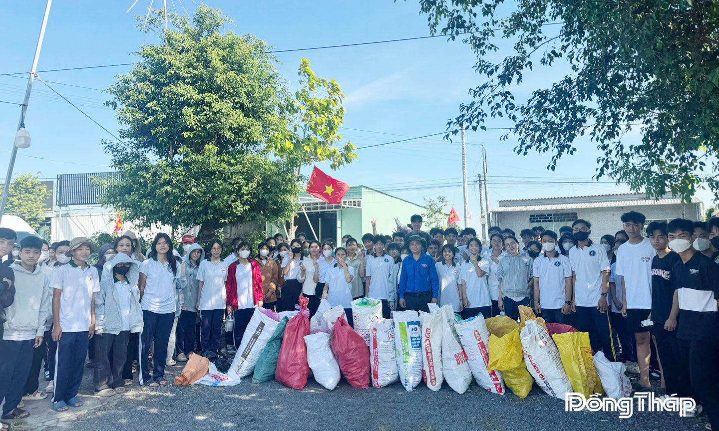 Đoàn viên, thanh niên phường Sơn Qui chung tay dọn dẹp, thu gom rác thải nhựa đảm bảo vệ sinh môi trường. 