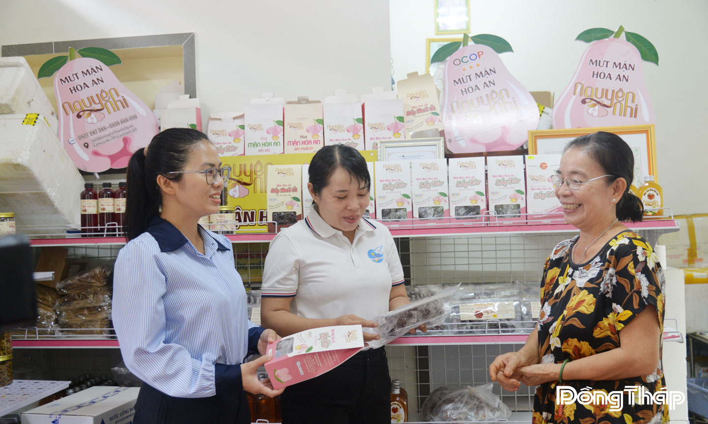 Cô Phương Mai (bên phải) giới thiệu các sản phẩm từ trái mận Hòa An.