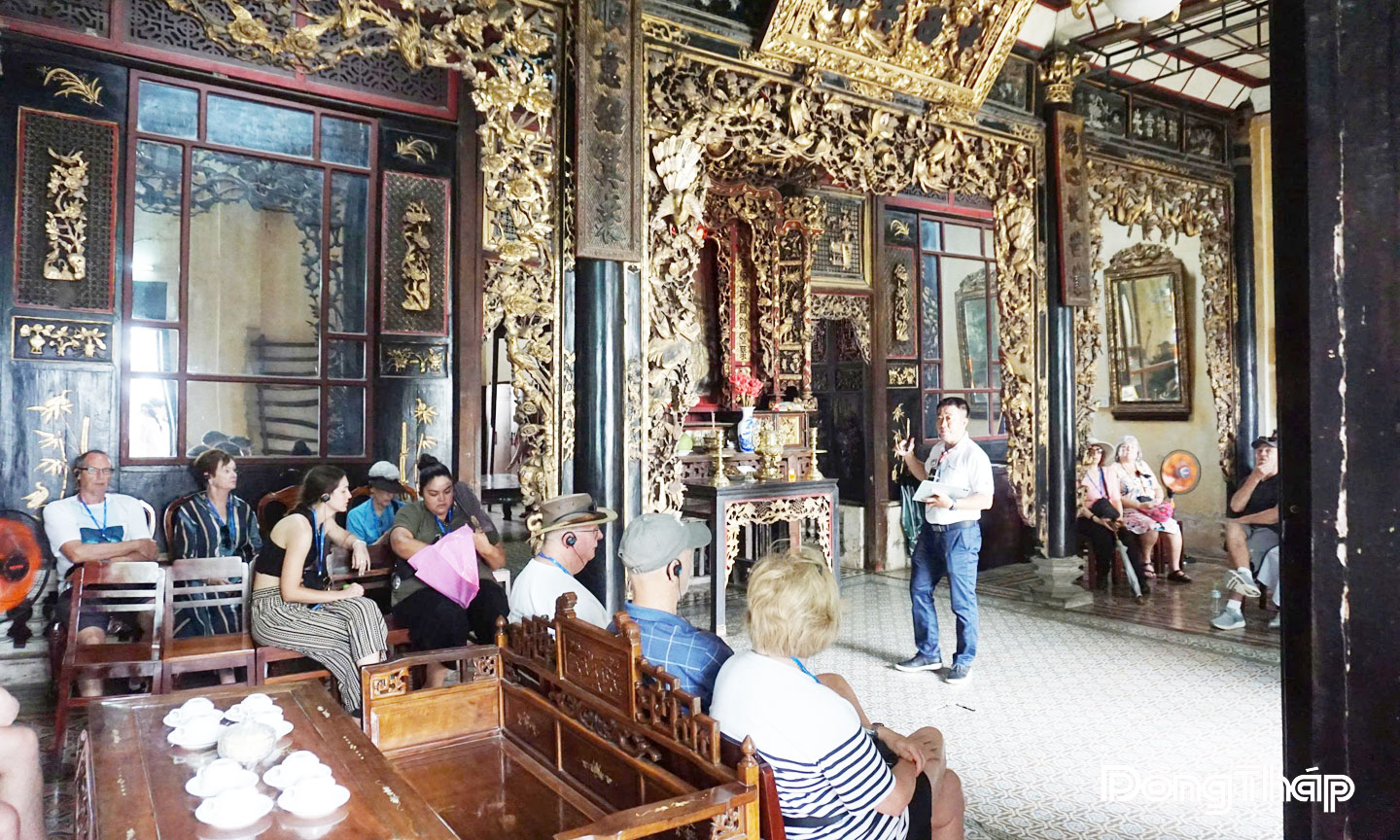 Vẻ đẹp kiến trúc hòa quyện Đông - Tây của ngôi nhà, với phong cách Phục hưng La Mã bên ngoài và nội thất đậm chất Hoa - Việt truyền thống bên trong.