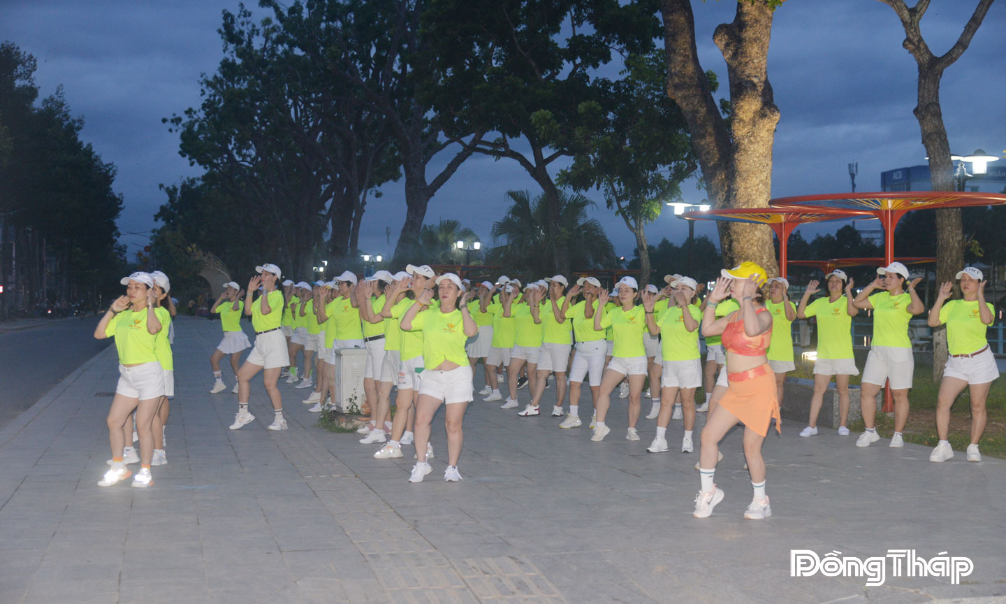 Câu lạc bộ Aerobic Phan Phượng hiện thu hút gần 100 thành viên chủ yếu là chị em phụ nữ  cùng nhau luyện tập hằng ngày vào buổi sáng và chiều tối.