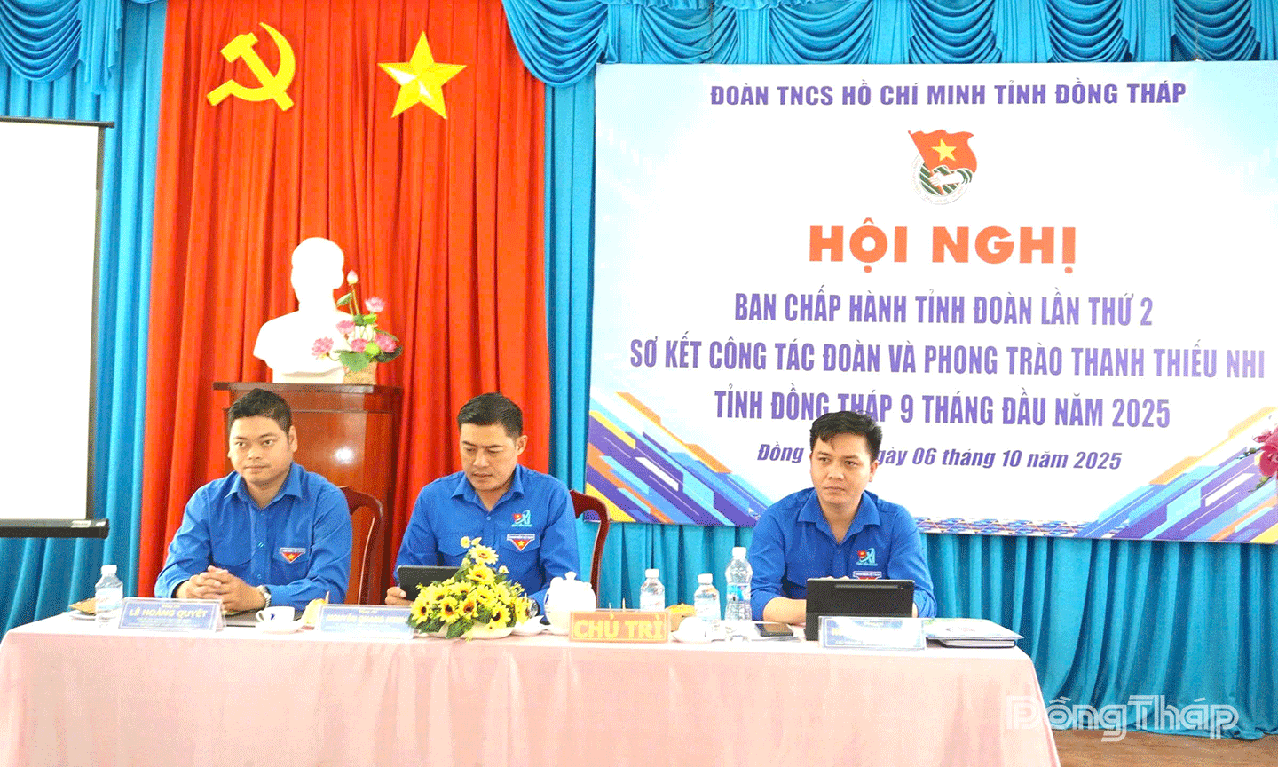 Chủ trì hội nghị