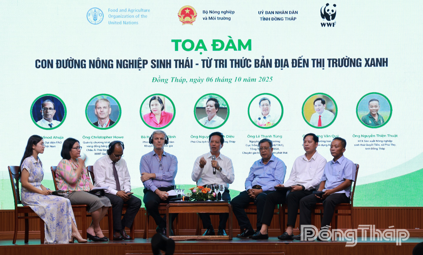Các diễn giải tham gia buổi tọa đàm chuyên đề “Con đường nông nghiệp sinh thái - Từ tri thức bản địa đến thị trường xanh” trong khuôn khổ chương trình của buổi hội nghị.