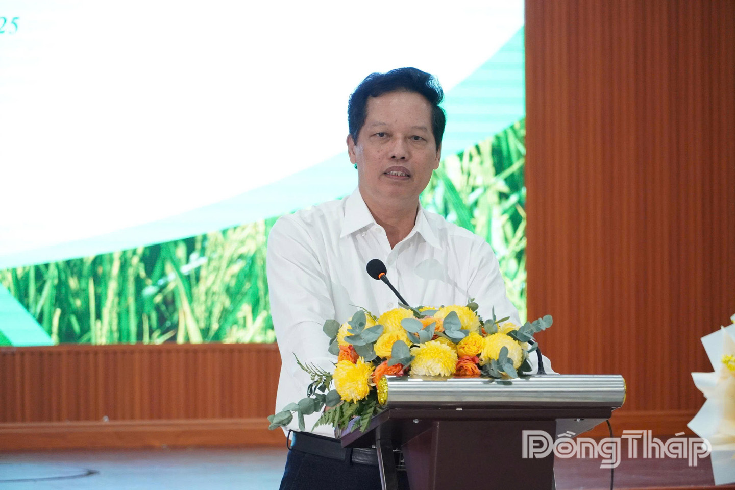 Phó Chủ tịch UBND tỉnh Đồng Tháp Nguyễn Thành Diệu phát biểu tại hội nghị.