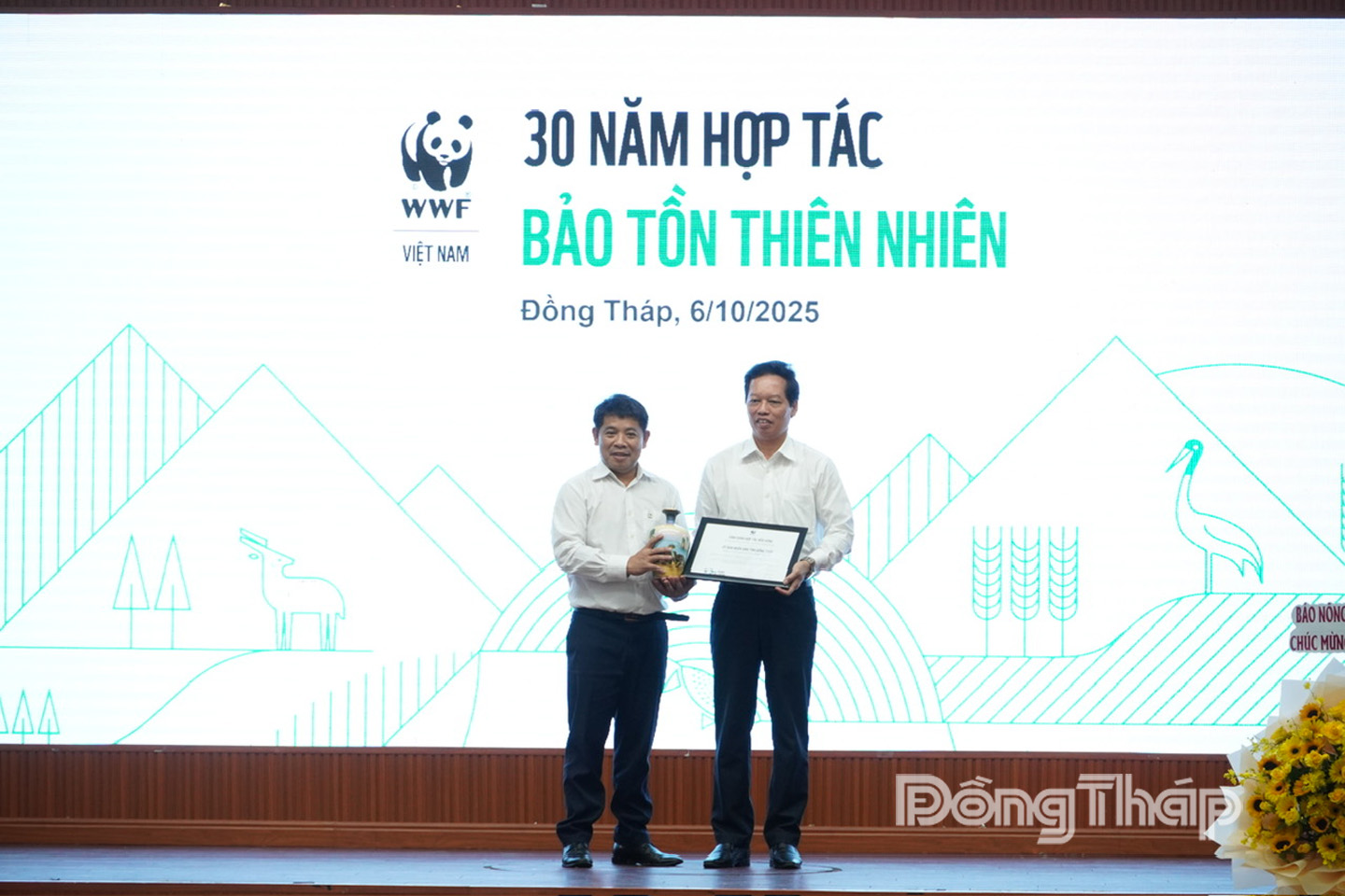 Tổ chức Quốc tế về Bảo tồn Thiên nhiên (WWF) tặng kỷ niệm chương cho tỉnh Đồng Tháp.