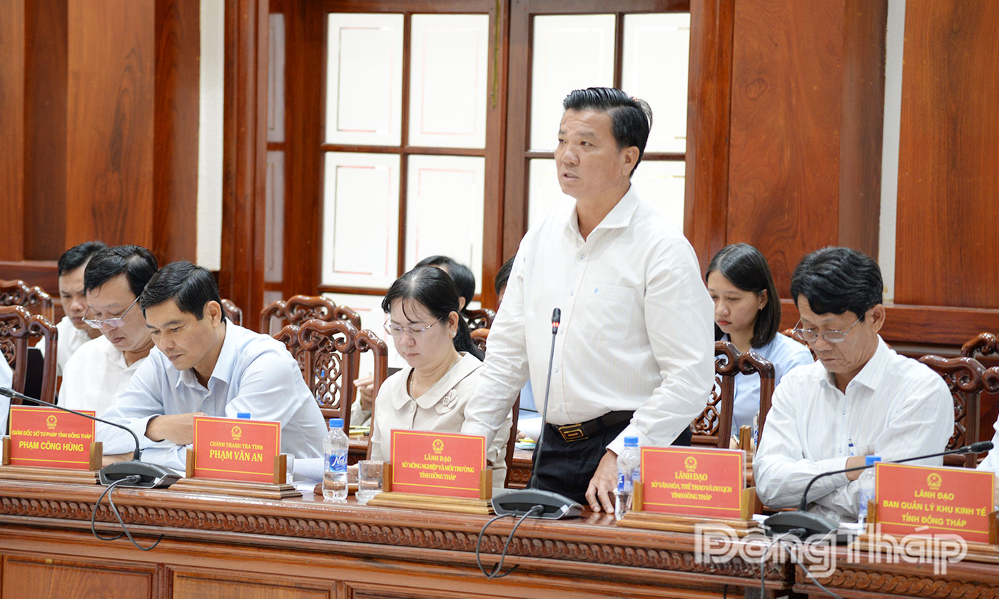 Lãnh đạo các sở, ngành phát biểu ý kiến.