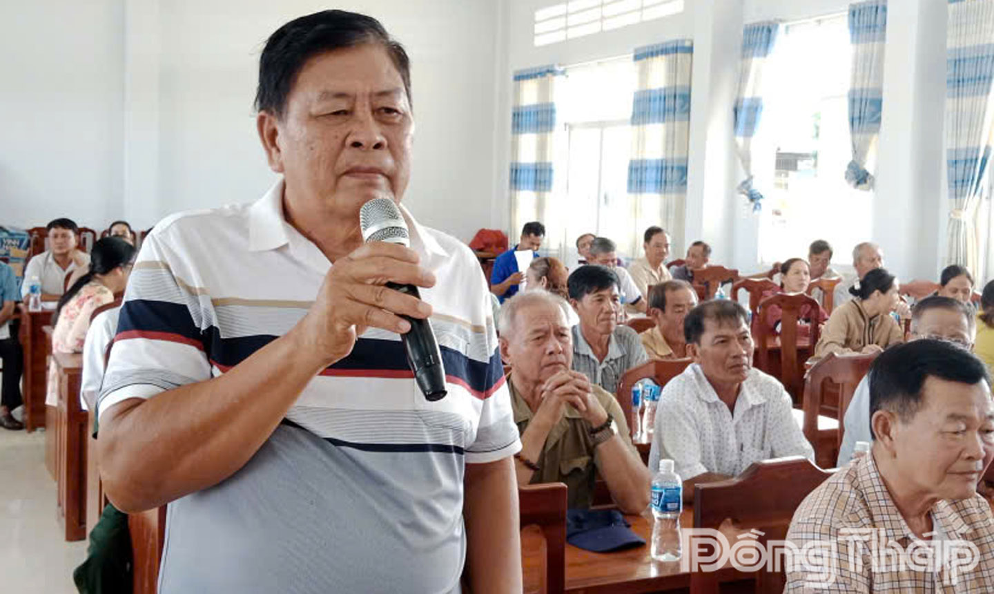Cử tri xã An phước tham nhiều ý kiến tại buổi tiếp xúc.