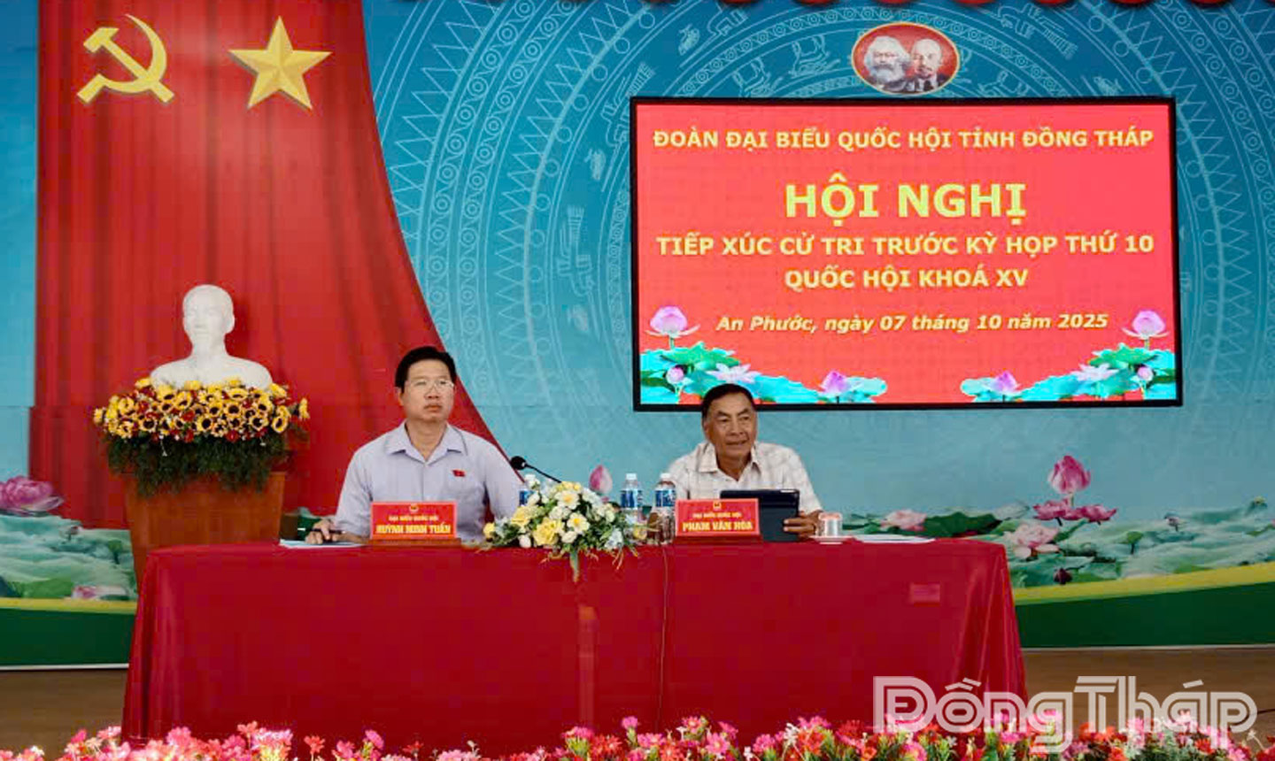 Các đại biểu ghi nhận ý kiến của cử tri.