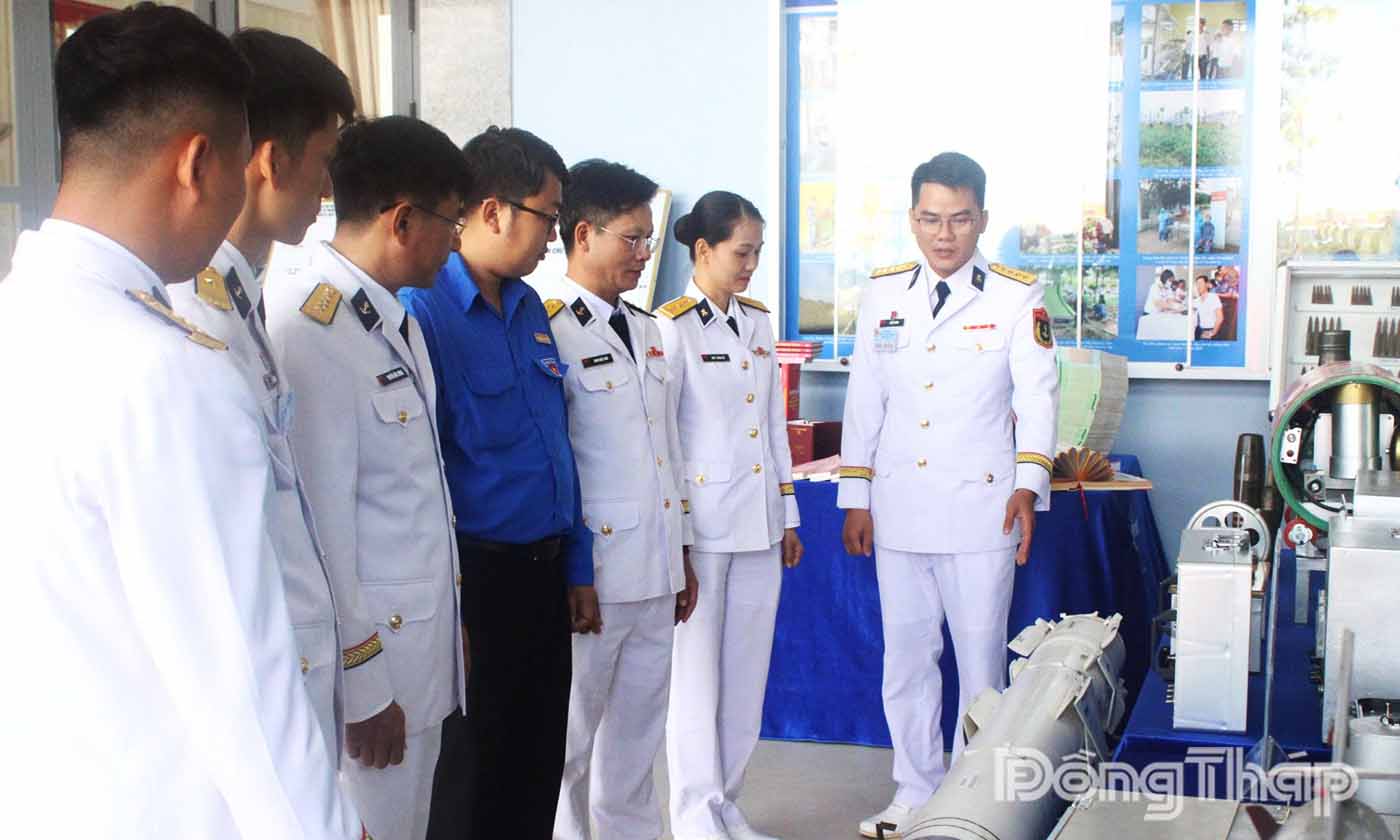 Các đại biểu tham quan khu trưng bày mô hình, sáng kiến