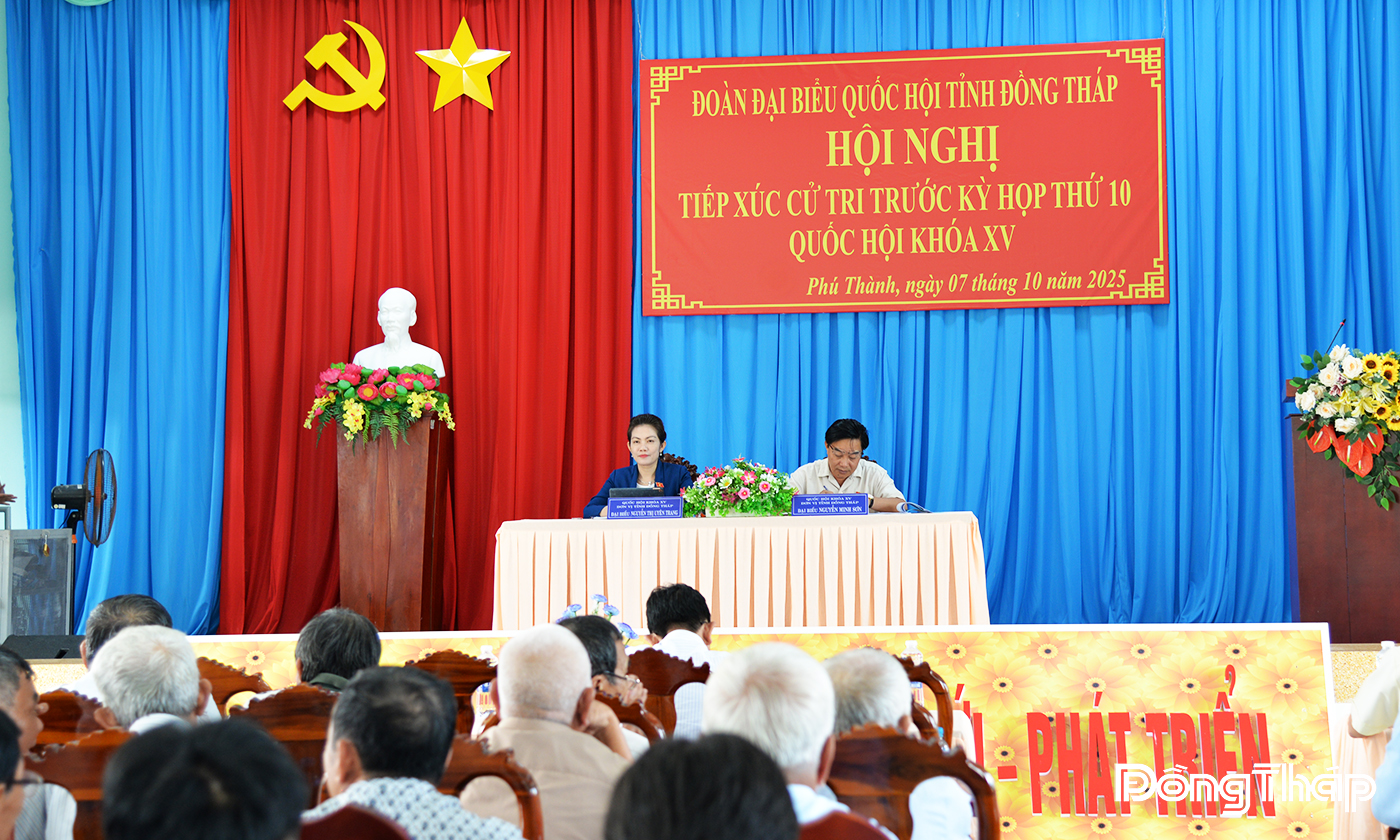 Quang cảnh buổi tiếp xúc cử tri.