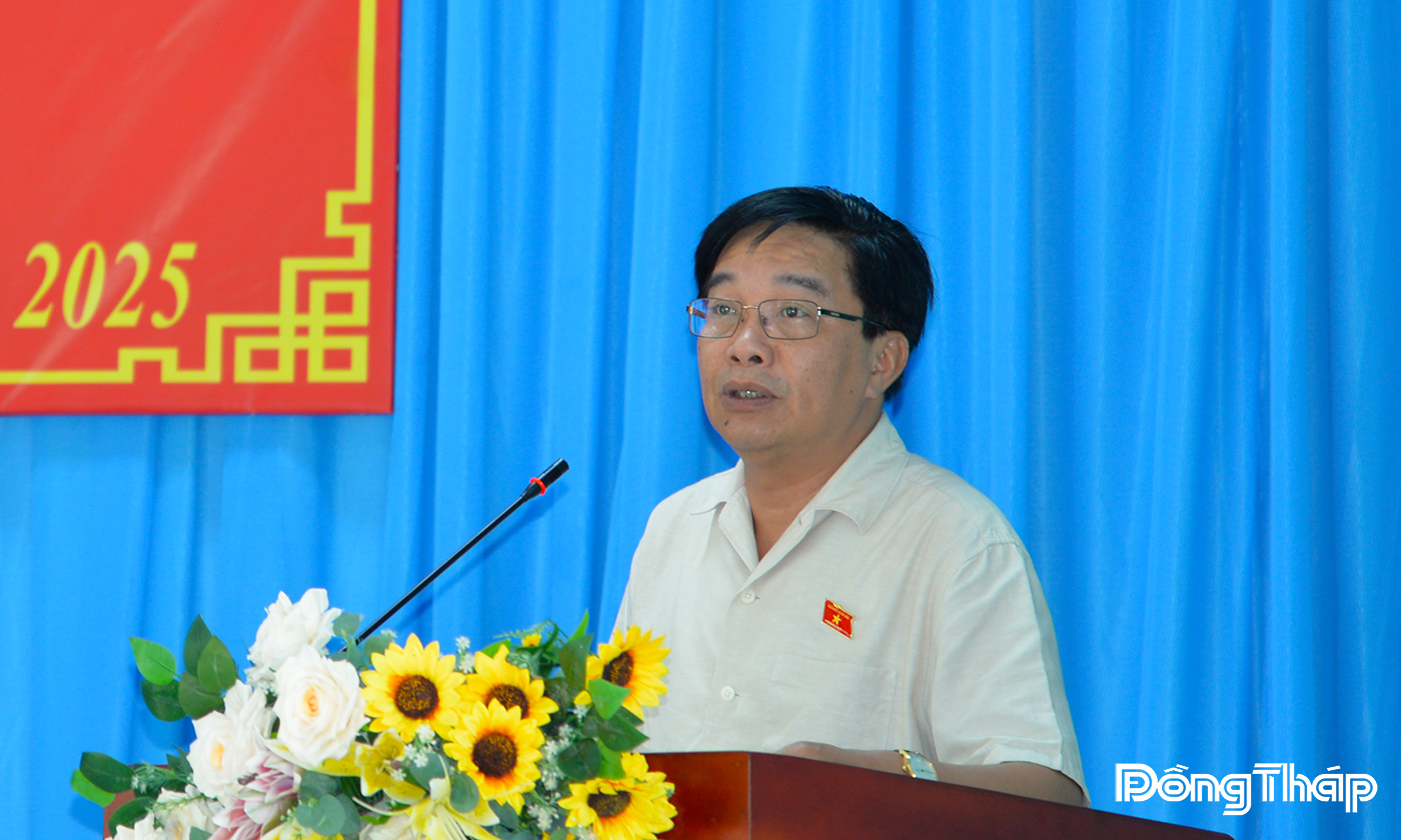 Đại biểu Nguyễn Minh Sơn trả lời kiến nghị của cư tri tại buổi tiếp xúc. 