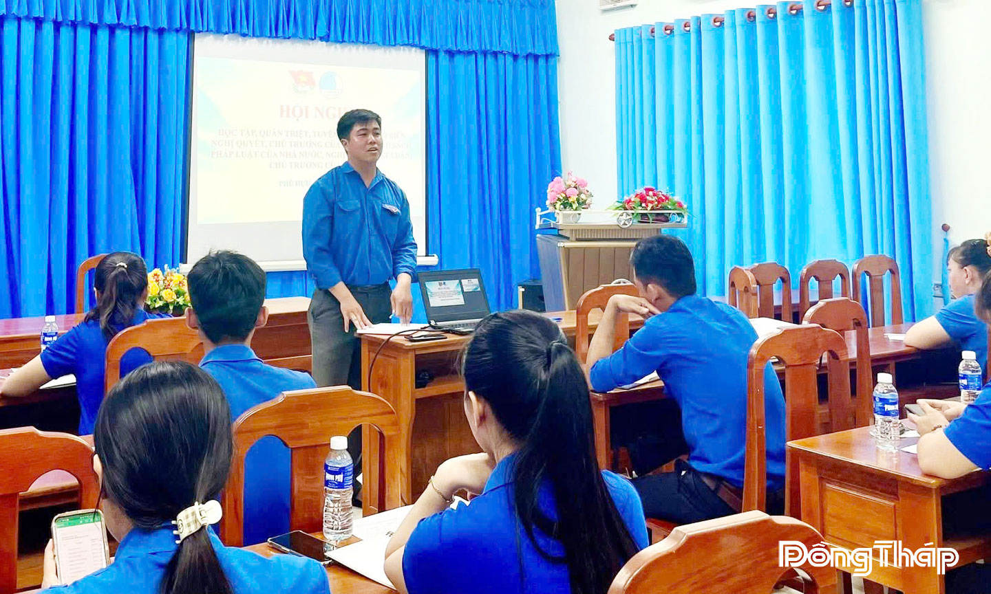 Xã đoàn Phú Hưu thường xuyên tổ chức tuyên truyền các Nghị quyết, chủ trương của Đảng, chính sách pháp luật của Nhà nước nhằm nâng cao nhận thức, bản lĩnh chính trị cho đoàn viên.