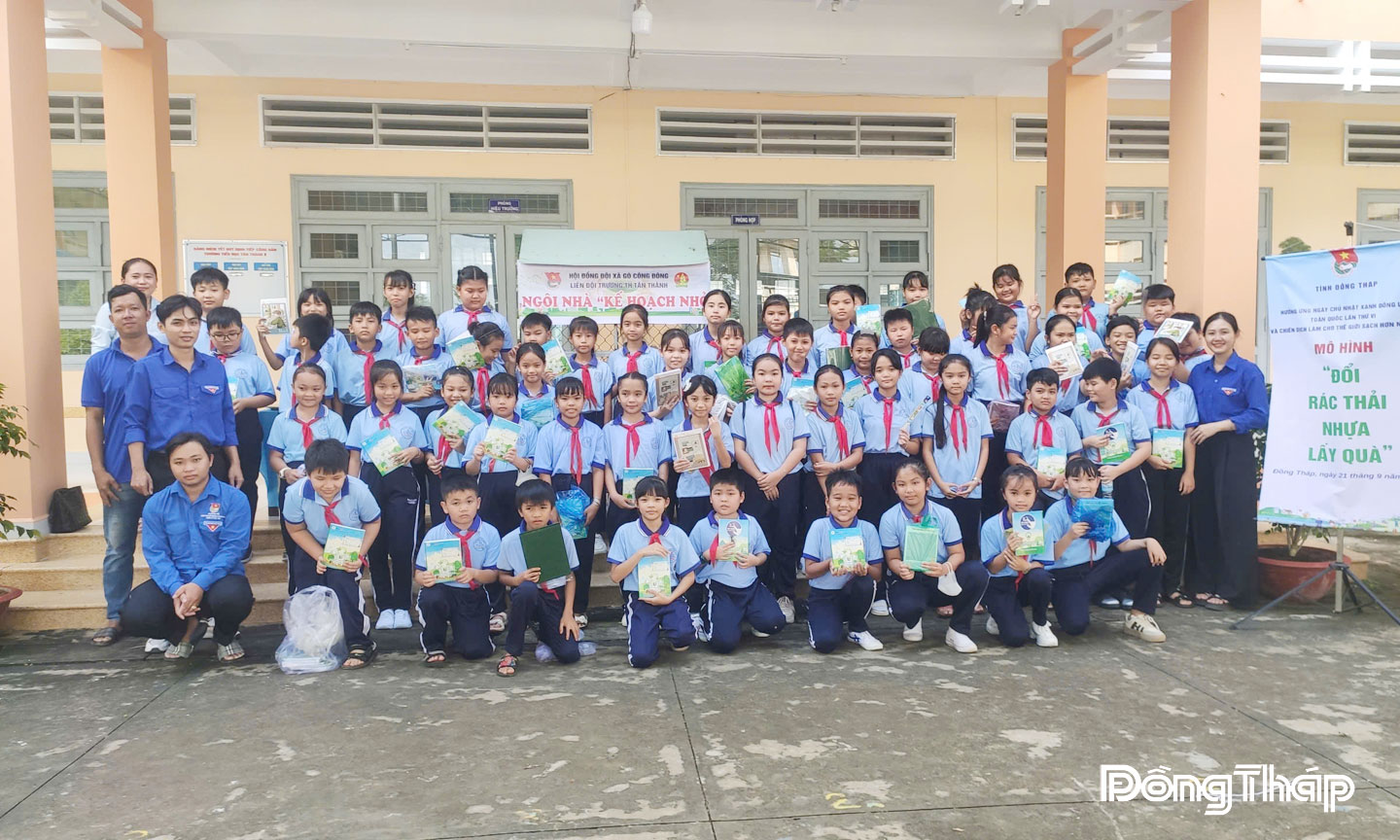 Thanh niên tham gia hoạt động đổi rác thải nhựa lấy quà tại Trường Tiểu học Tân Thành, xã Gò Công Đông.