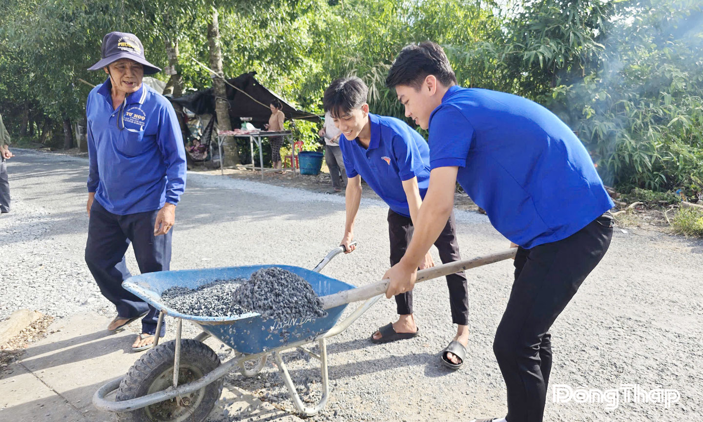 Thanh niên tham gia trải đá xanh, dặm vá các tuyến đường giao thông nông thôn.