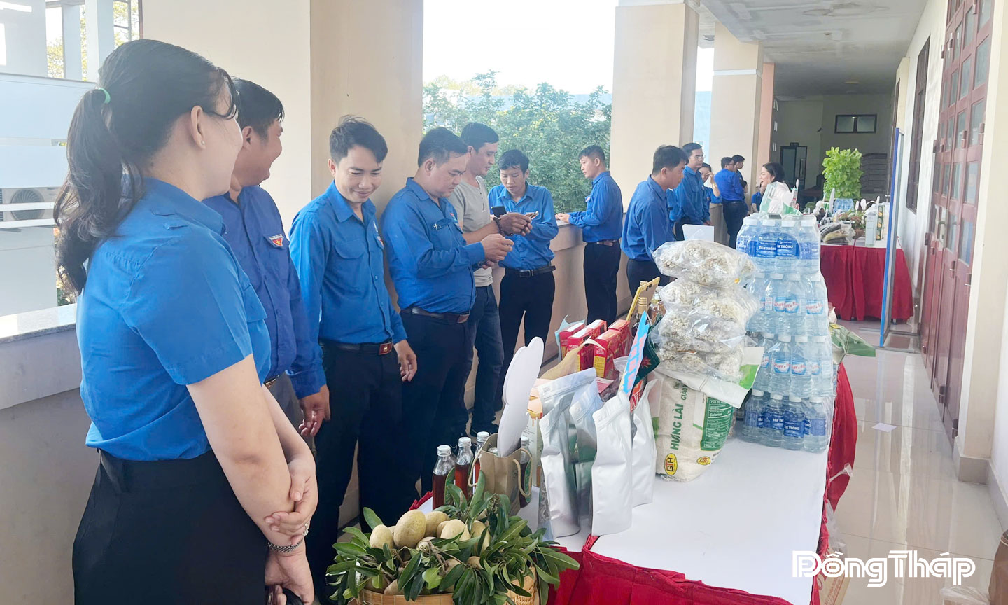 Thanh niên giới thiệu sản phẩm OCOP, gian hàng khởi nghiệp.