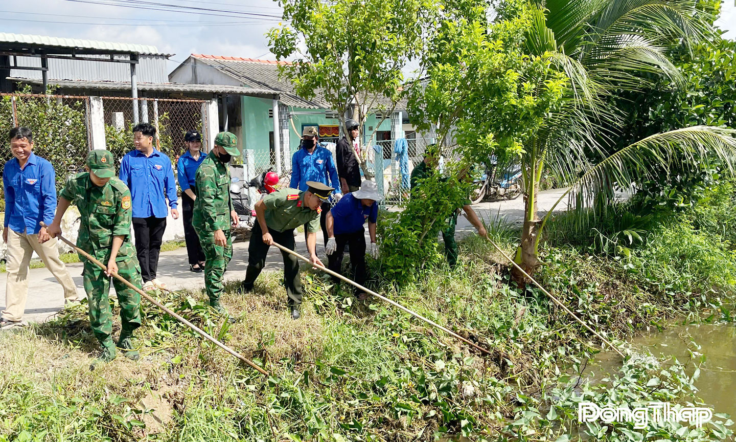 Thanh niên thực hiện mô hình Khát vọng xanh - Vì dòng sông sạch tại Kinh Cả Vân, ấp Kinh Ngang, xã Gò Công Đông.