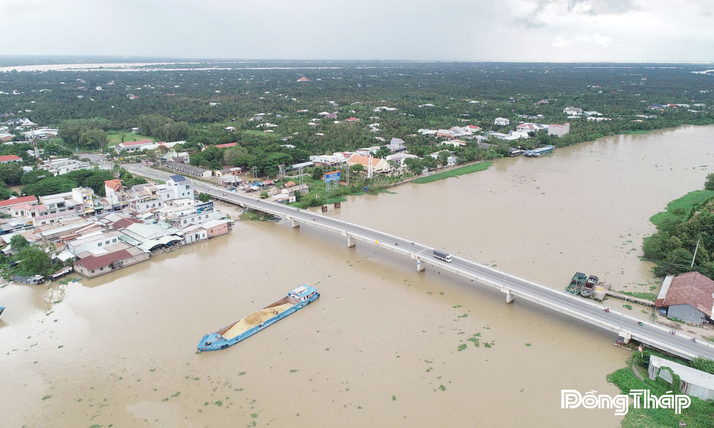 Cầu Ngũ Hiệp đưa vào sử dụng góp phần thúc đẩy kinh tế - xã hội địa phương.                                                                                                                      Ảnh: M. THÀNH