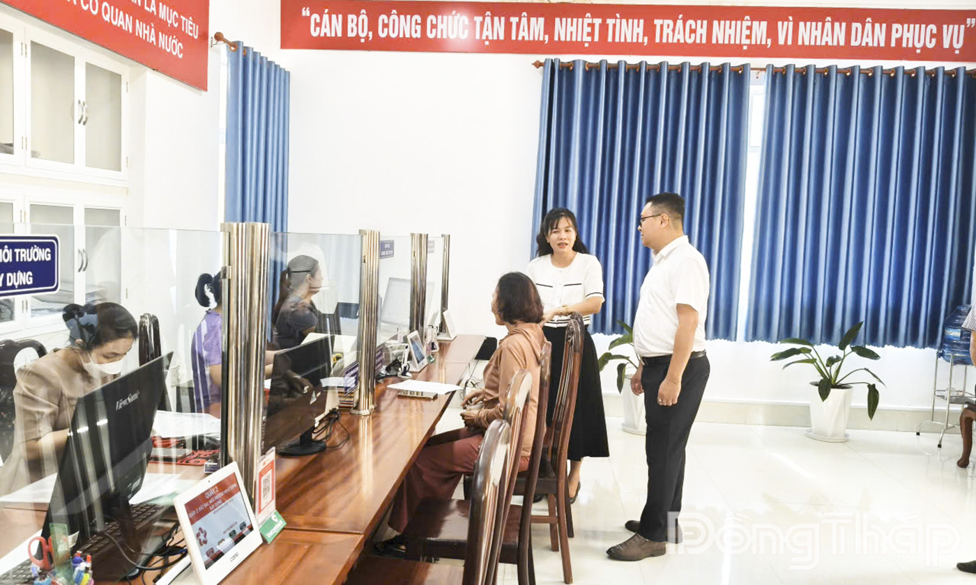 Đồng chí Phan Đăng Sơn, Nghiên cứu viên chính Viện Khoa học tổ chức nhà nước và lao động, Bộ Nội vụ tham quan Trung tâm Phục vụ hành chính công phường Long Thuận.