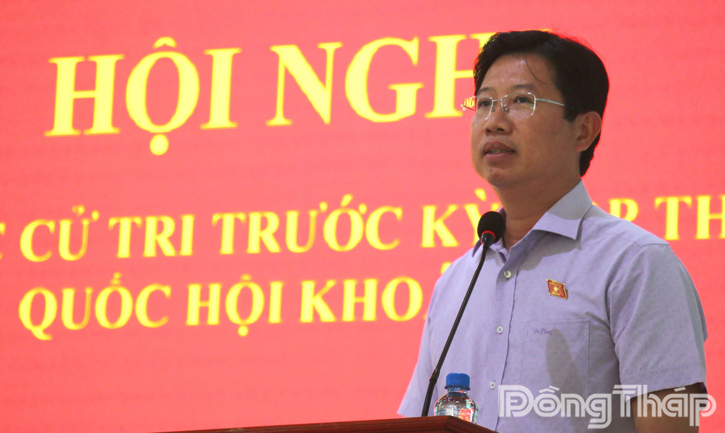 Đồng chí Huỳnh Minh Tuấn, Ủy viên Ủy ban Khoa học, Công nghệ và Môi trường của Quốc hội, Tỉnh ủy viên, Phó Chủ tịch UBND tỉnh Đồng Tháp phát biểu tiếp thu, giải trình ý kiến tại buổi tiếp xúc cử tri.