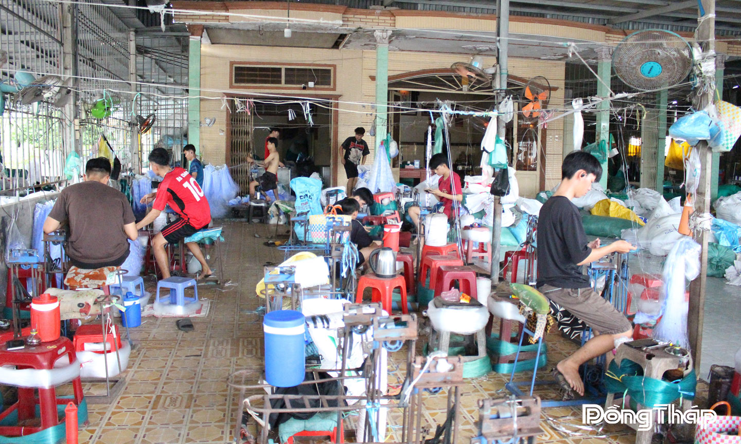 Nhân công làng nghề ở xã Tân Khánh Trung tất bật sản xuất ngư cụ.