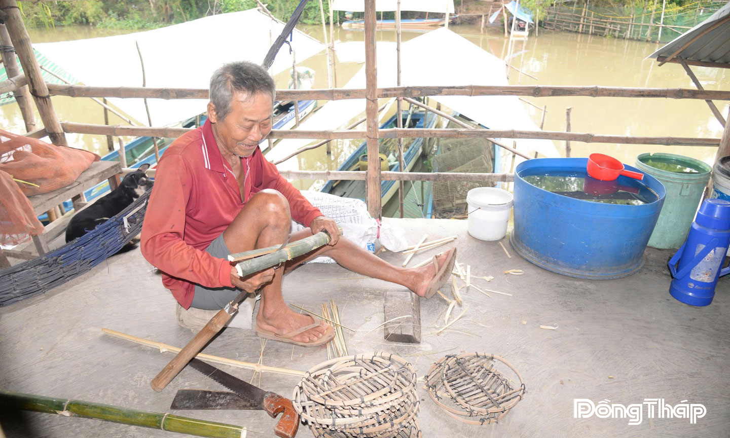 Ông Trương Văn Đua (67 tuổi, khóm Bình Thạnh B,  phường Hồng Ngự) chuẩn bị nguyên liệu sản xuất lọp tôm.