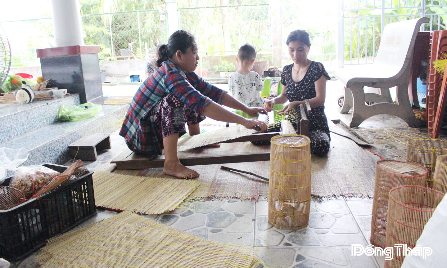 Công đoạn đan lọp tép.
