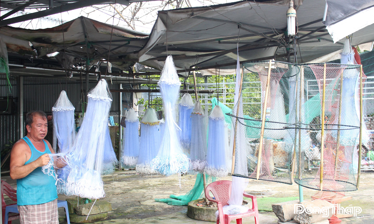 Ngư cụ đánh bắt cá được bày bán dọc theo Quốc lộ 80 thuộc xã Hòa Long.