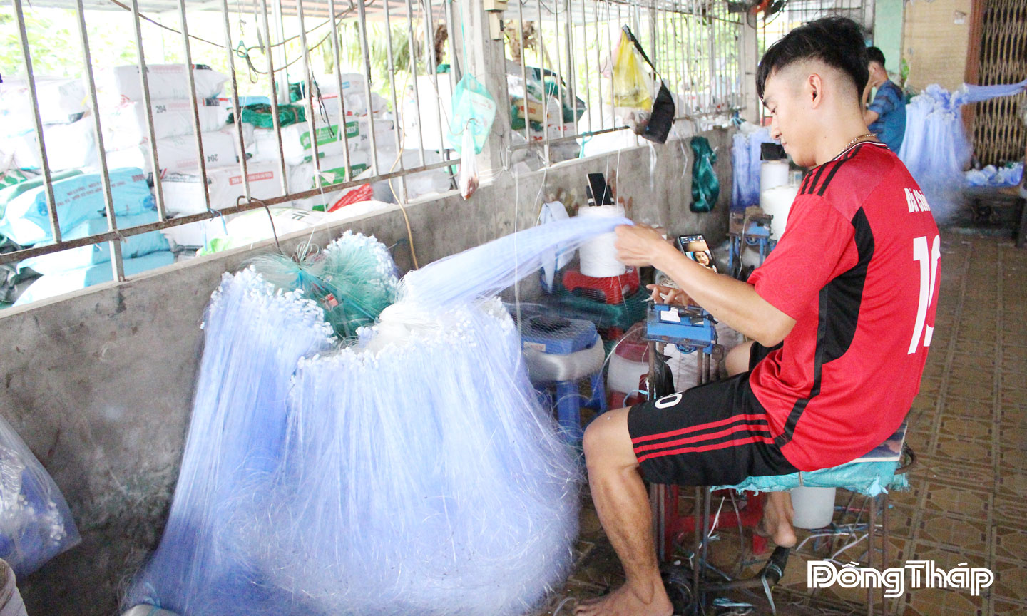 Sản xuất lưới phục vụ nhu cầu đánh bắt cá  ở xã Tân Khánh Trung.